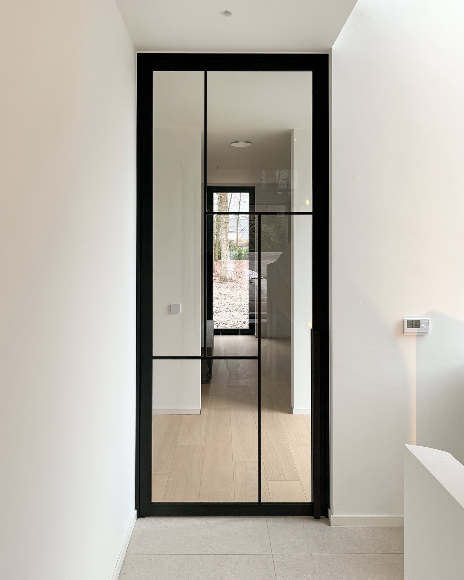 porta interna stile acciaio con vetro e telaio nero opaco: porta interna stile acciaio con telaio scuro in corridoio con, Luxury, Design, Exclusive, Modern, Custom Made, Special, Beautiful