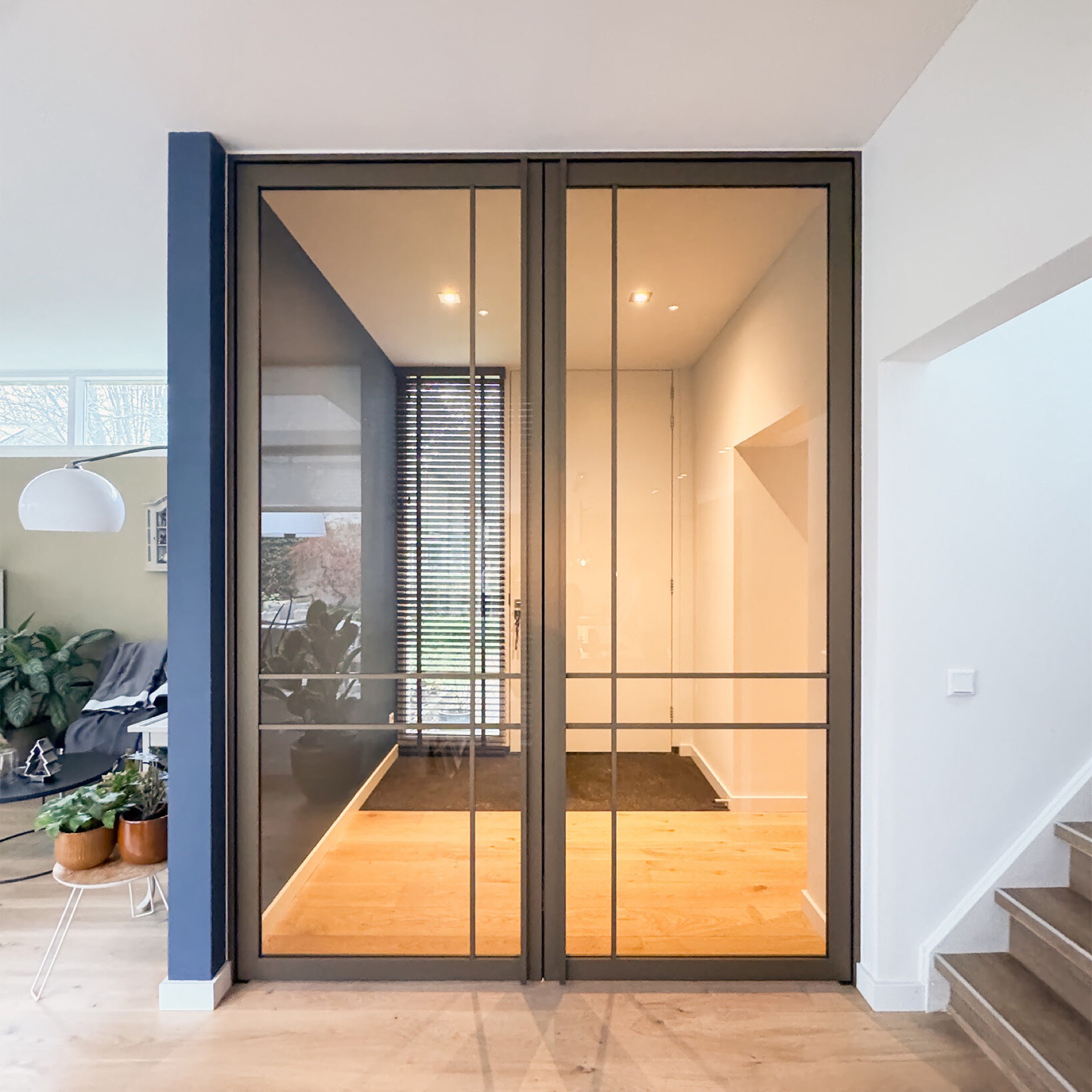 porta interna stile acciaio con vetro e telaio nero opaco: porta interna stile acciaio con telaio scuro e vetro, vista su, Luxury, Design, Exclusive, Modern, Custom Made, Special, Beautiful