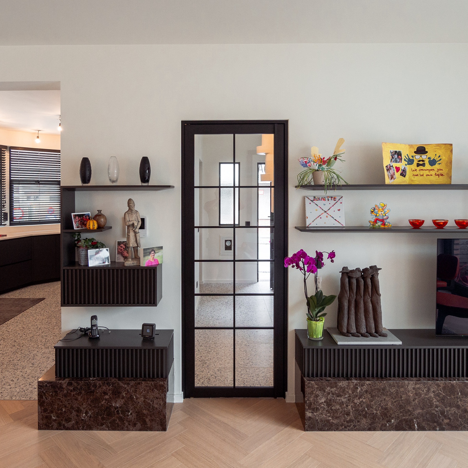 porta interna stile acciaio con vetro e telaio nero opaco: porta interna stile acciaio con telaio scuro e vetro nel soggiorno, Luxury, Design, Exclusive, Modern, Custom Made, Special, Beautiful