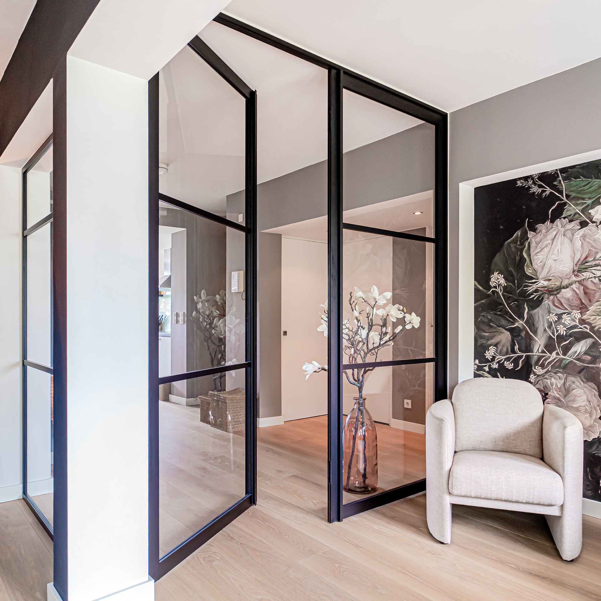 porta interna stile acciaio con vetro e telaio nero opaco: porta interna stile acciaio nel corridoio con telaio scuro e, Luxury, Design, Exclusive, Modern, Custom Made, Special, Beautiful