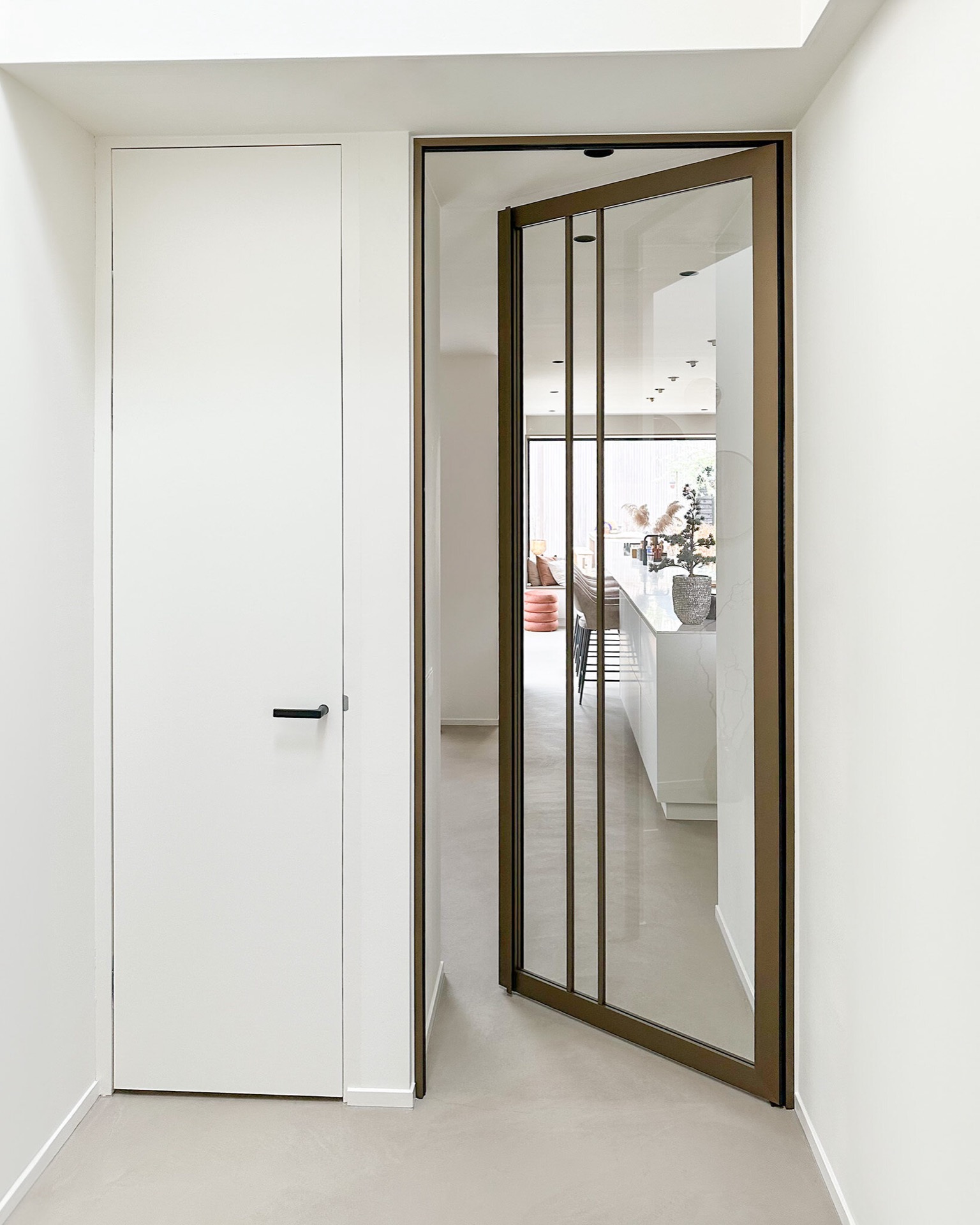 porta interna stile acciaio con vetro e telaio nero opaco: porta interna stile acciaio nel passaggio con telaio scuro e, Luxury, Design, Exclusive, Modern, Custom Made, Special, Beautiful
