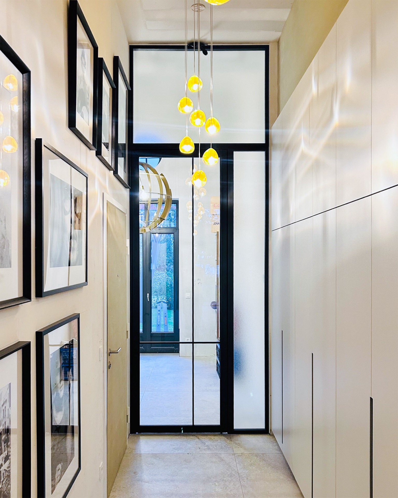 porta interna stile acciaio con vetro e telaio nero opaco: corridoio con porta bianca e porta interna stile acciaio con, Luxury, Design, Exclusive, Modern, Custom Made, Special, Beautiful