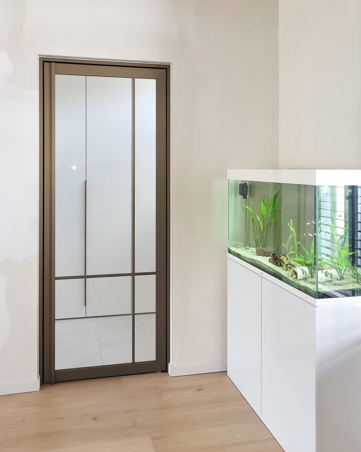 porta interna stile acciaio con vetro e telaio nero opaco: porta interna stile acciaio nel corridoio con telaio scuro e, Luxury, Design, Exclusive, Modern, Custom Made, Special, Beautiful