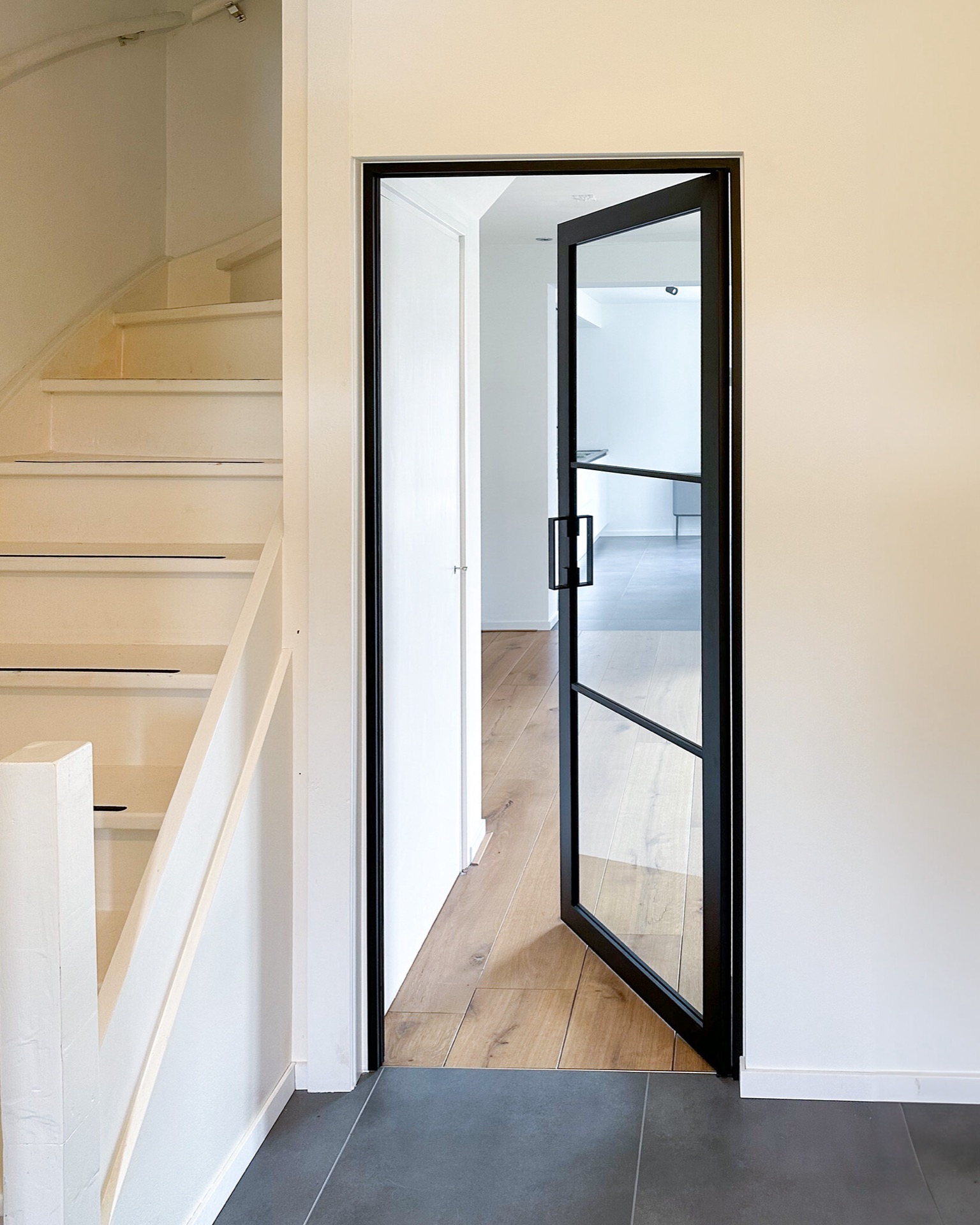 porta interna stile acciaio con vetro e telaio nero opaco: porte interne stile acciaio nel corridoio con telaio scuro e, Luxury, Design, Exclusive, Modern, Custom Made, Special, Beautiful