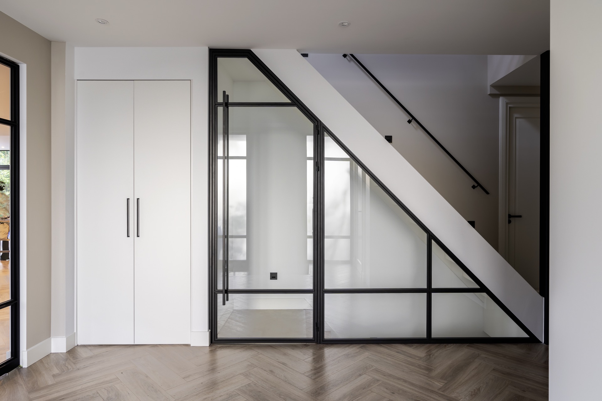 porta a battente in acciaio con pannello fisso in vetro inclinato: porta a battente in acciaio nero con pannello vetrato, Luxury, Design, Exclusive, Modern, Custom Made, Special, Beautiful