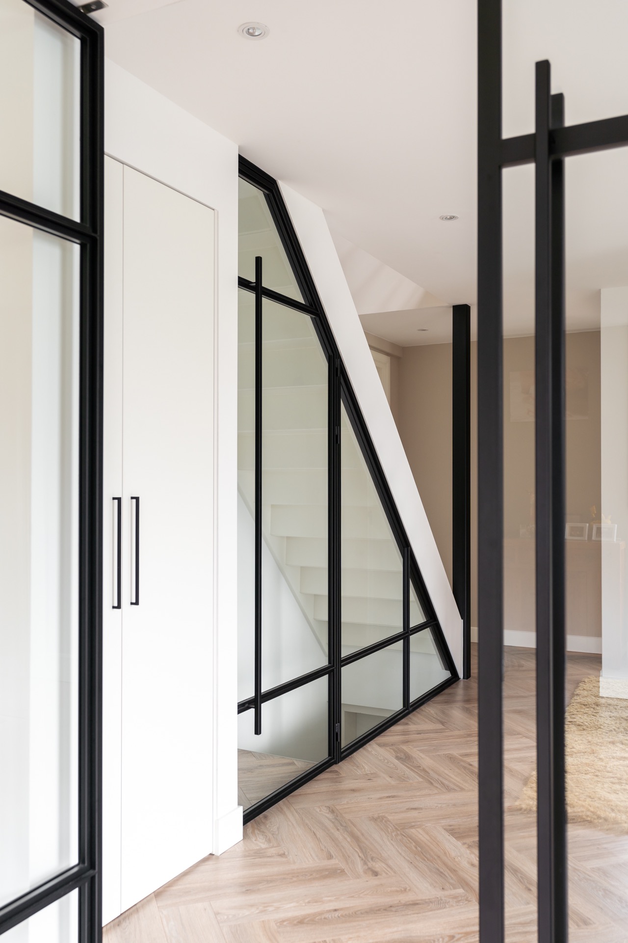 porta a battente in acciaio con pannello fisso in vetro inclinato: dettaglio del box in vetro in acciaio nero con struttura, Luxury, Design, Exclusive, Modern, Custom Made, Special, Beautiful