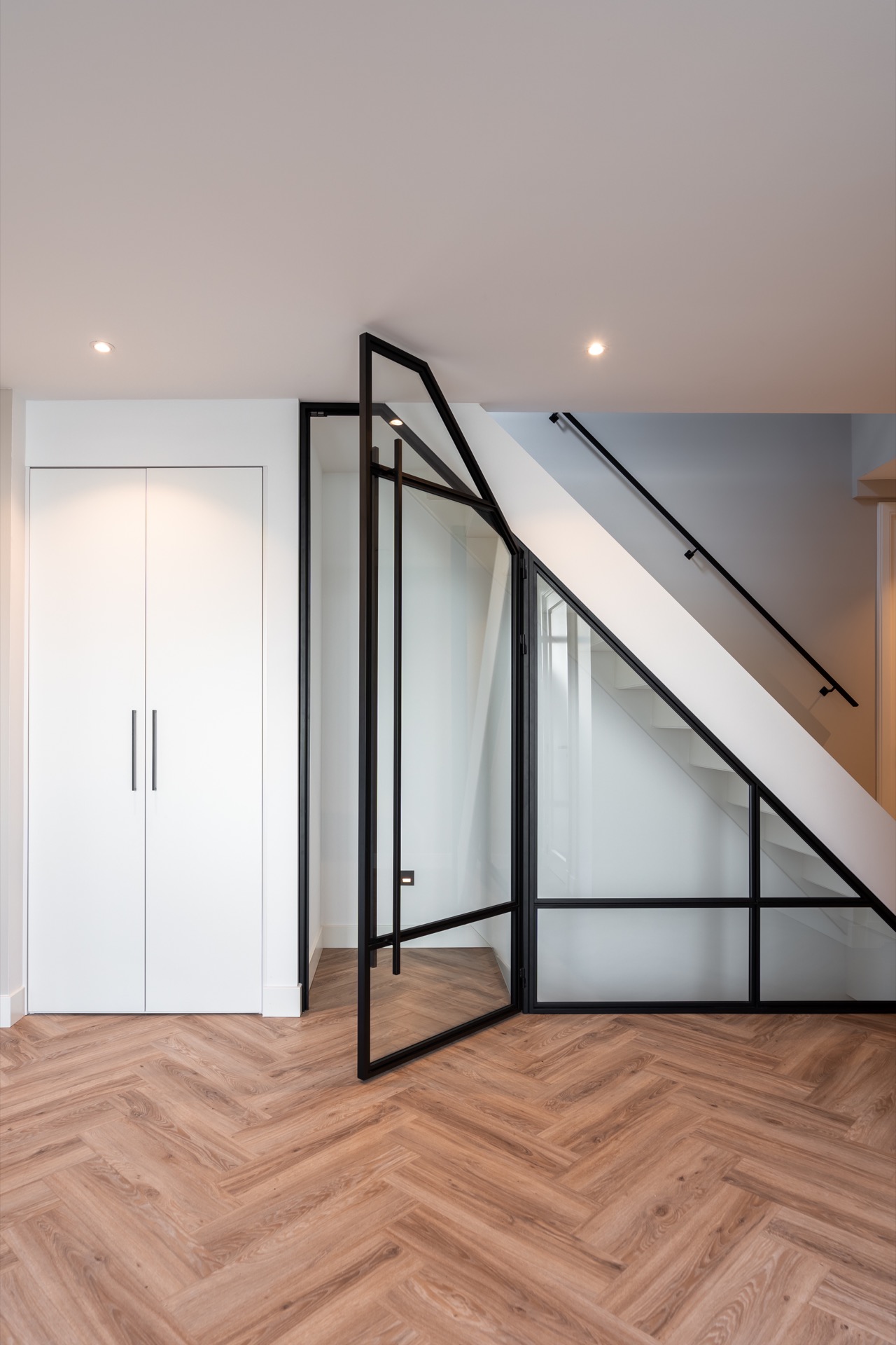 porta a battente in acciaio con pannello fisso in vetro inclinato: vista ampia del box in vetro in acciaio nero con bordo, Luxury, Design, Exclusive, Modern, Custom Made, Special, Beautiful