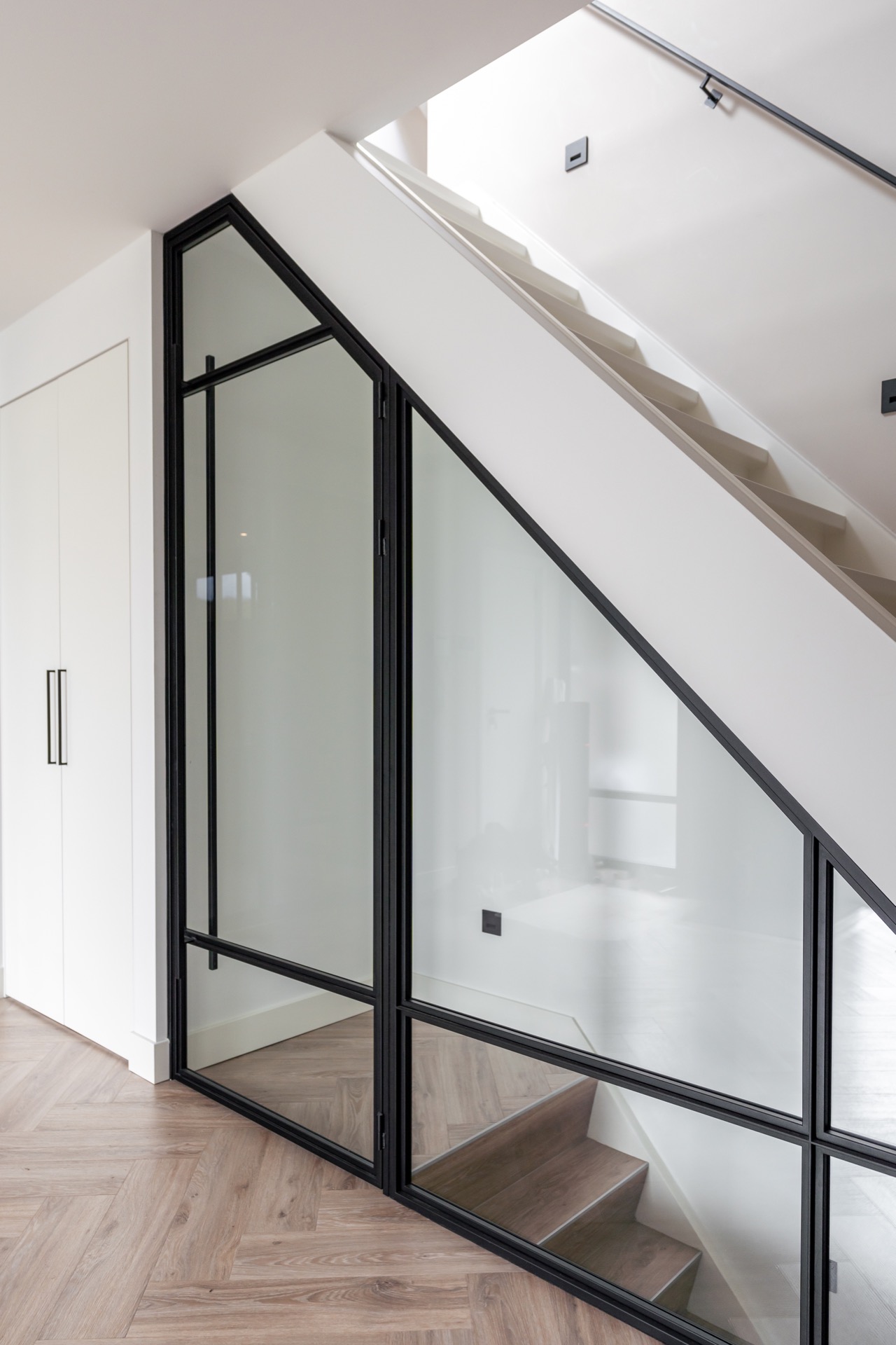 porta a battente in acciaio con pannello fisso in vetro inclinato: vista laterale del box in vetro in acciaio nero con, Luxury, Design, Exclusive, Modern, Custom Made, Special, Beautiful