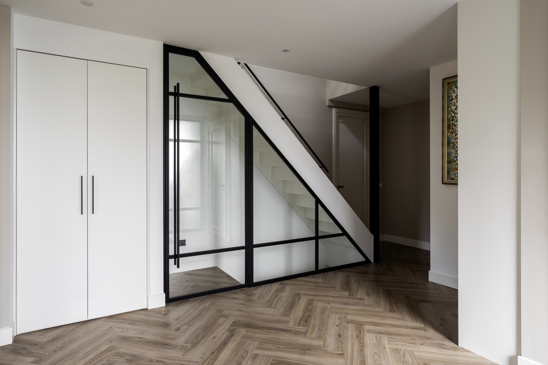 porta a battente in acciaio con pannello fisso in vetro inclinato: vista ampia di una porta in vetro in acciaio nero e, Luxury, Design, Exclusive, Modern, Custom Made, Special, Beautiful