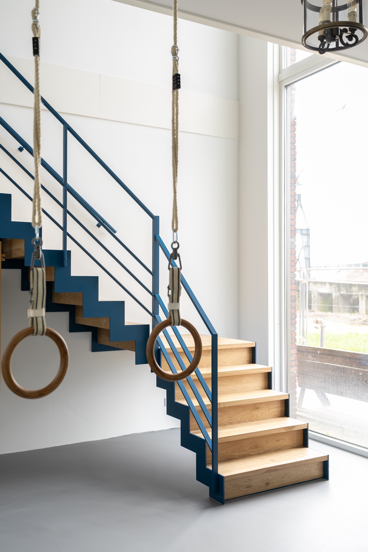 scala in acciaio blu con gradini in rovere e pianerottolo: scala in acciaio blu con gradini in rovere e ringhiera in un, Luxury, Design, Exclusive, Modern, Custom Made, Special, Beautiful
