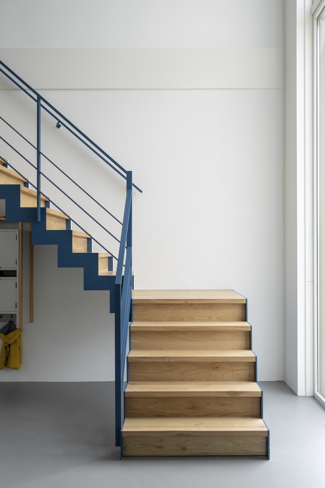 scala in acciaio blu con gradini in rovere e pianerottolo: scala a topo con ringhiera in acciaio blu e gradini in rovere, Luxury, Design, Exclusive, Modern, Custom Made, Special, Beautiful