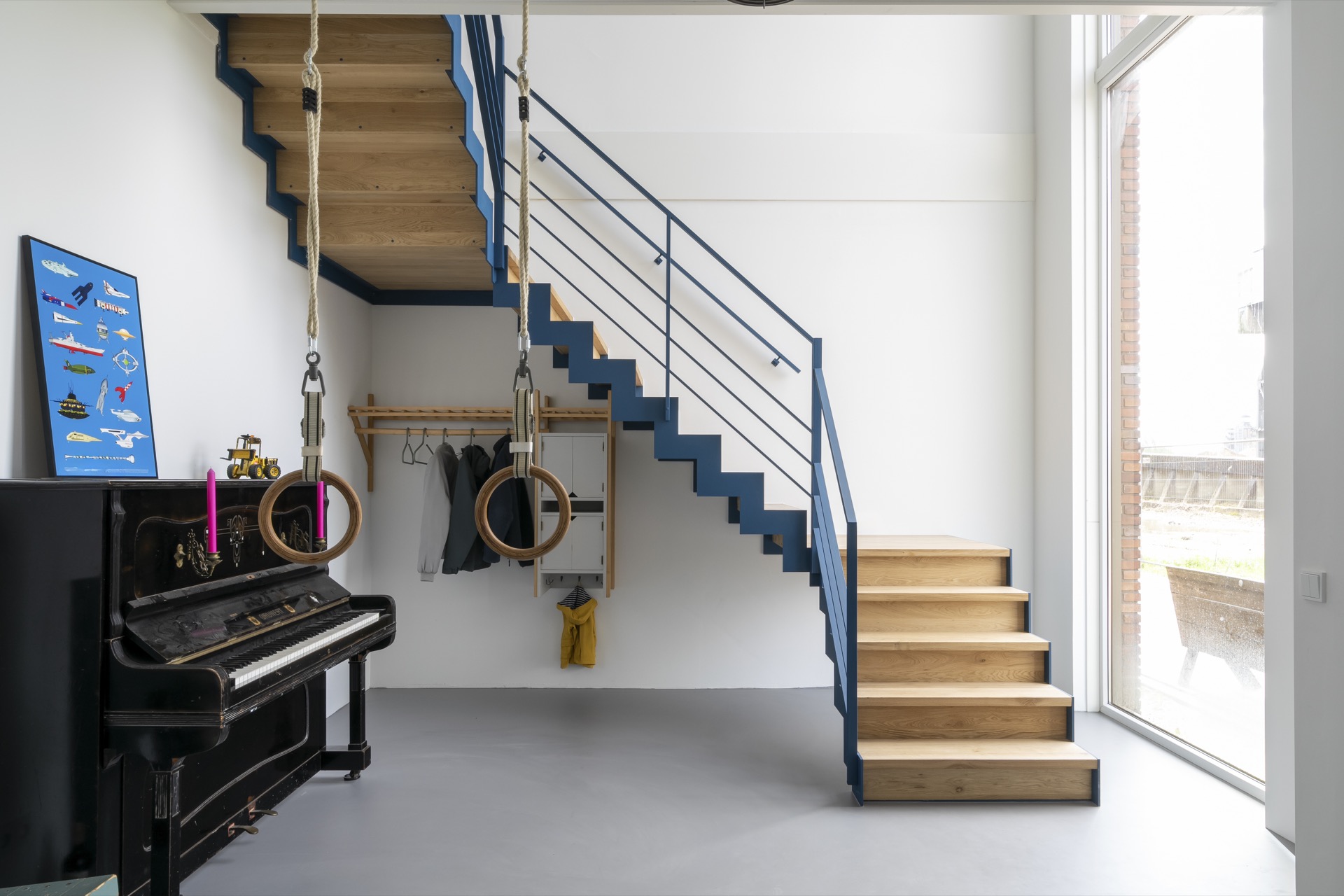scala in acciaio blu con gradini in rovere e pianerottolo: dettaglio del parapetto in acciaio blu sulla passerella con vista, Luxury, Design, Exclusive, Modern, Custom Made, Special, Beautiful