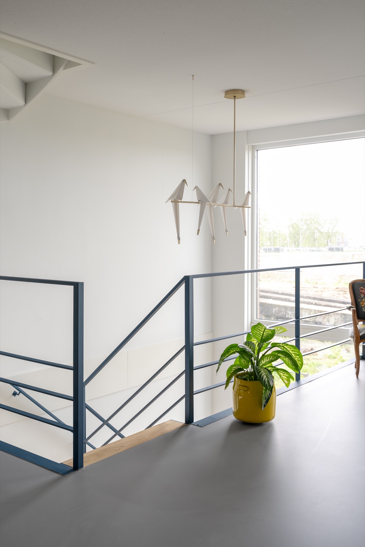 scala in acciaio blu con gradini in rovere e pianerottolo: scala a topo in prospettiva con struttura laterale in acciaio blu, Luxury, Design, Exclusive, Modern, Custom Made, Special, Beautiful
