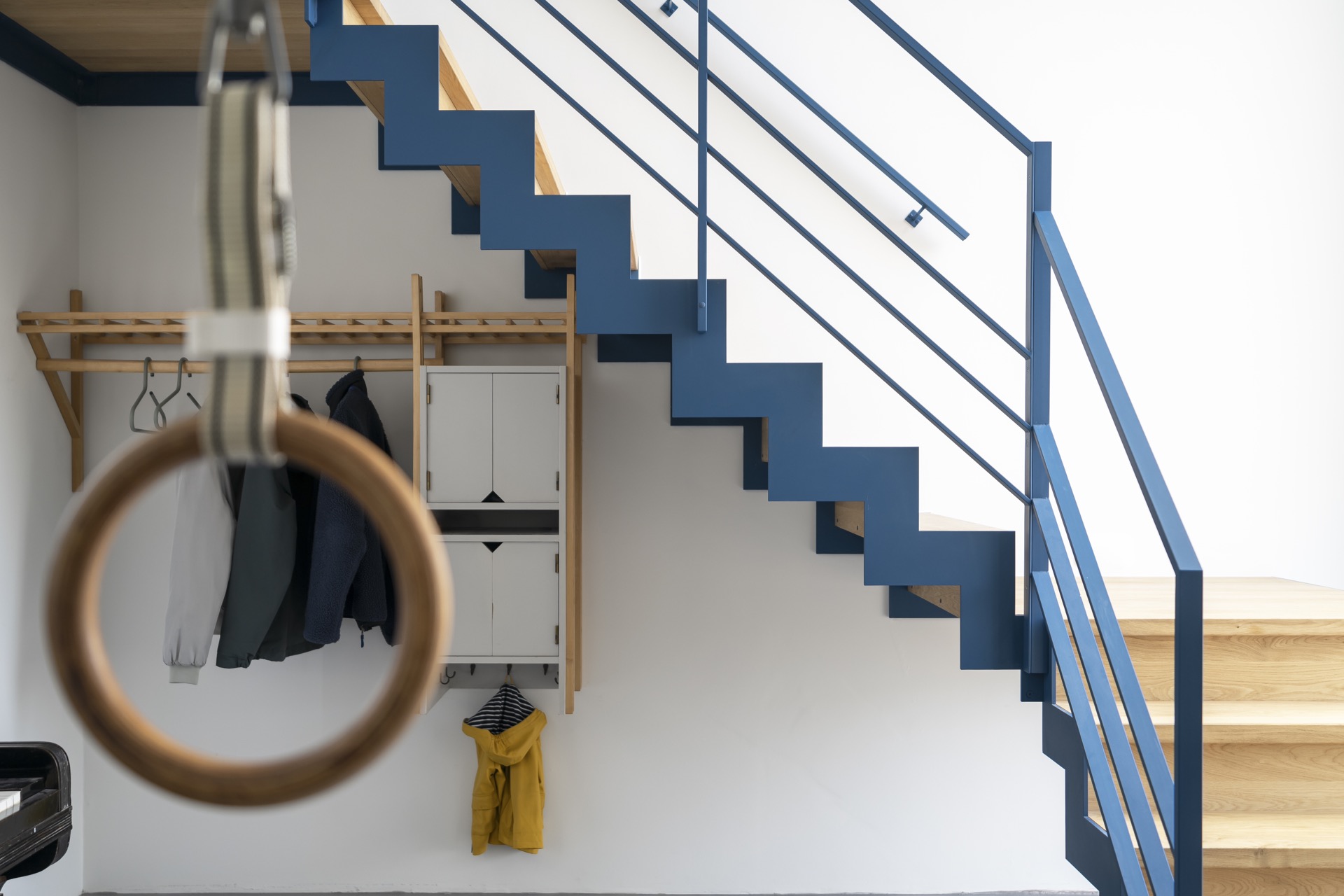 scala in acciaio blu con gradini in rovere e pianerottolo: primo piano del raccordo della ringhiera in acciaio blu con, Luxury, Design, Exclusive, Modern, Custom Made, Special, Beautiful
