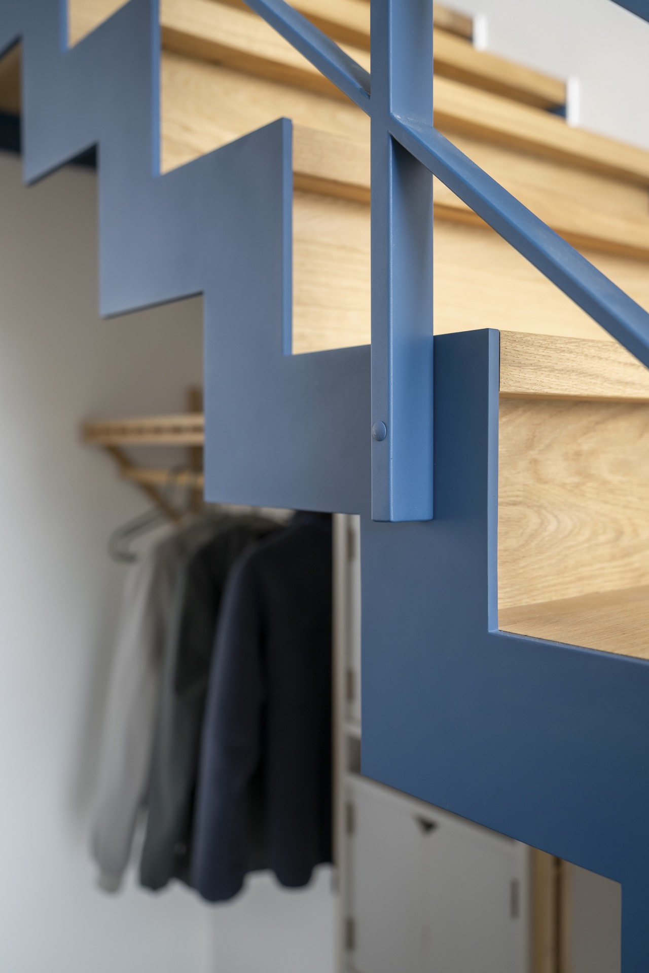 scala in acciaio blu con gradini in rovere e pianerottolo: primo piano della ringhiera in acciaio blu con barre orizzontali, Luxury, Design, Exclusive, Modern, Custom Made, Special, Beautiful
