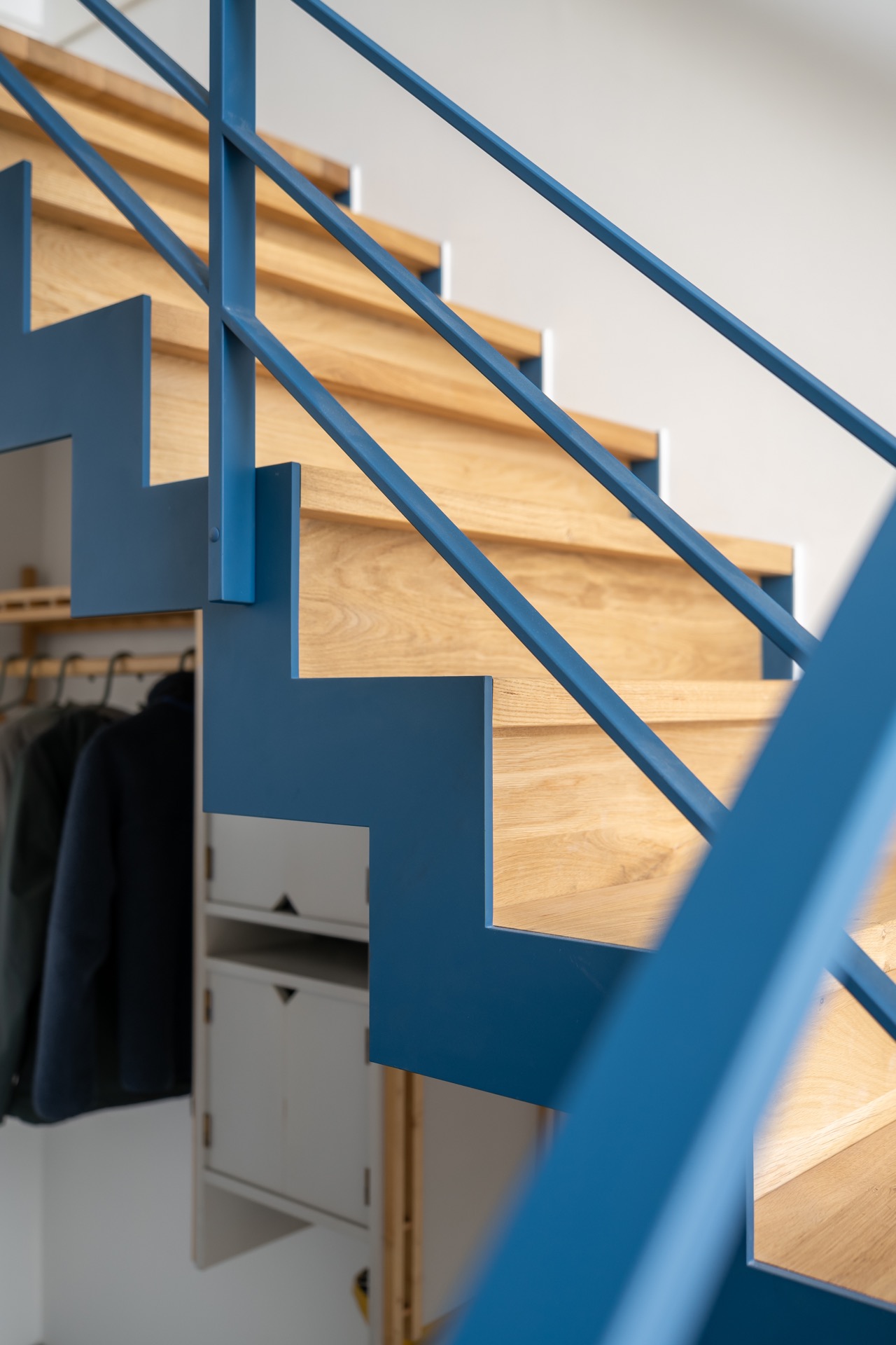 scala in acciaio blu con gradini in rovere e pianerottolo: primo piano dei gradini in rovere dietro la ringhiera in acciaio, Luxury, Design, Exclusive, Modern, Custom Made, Special, Beautiful