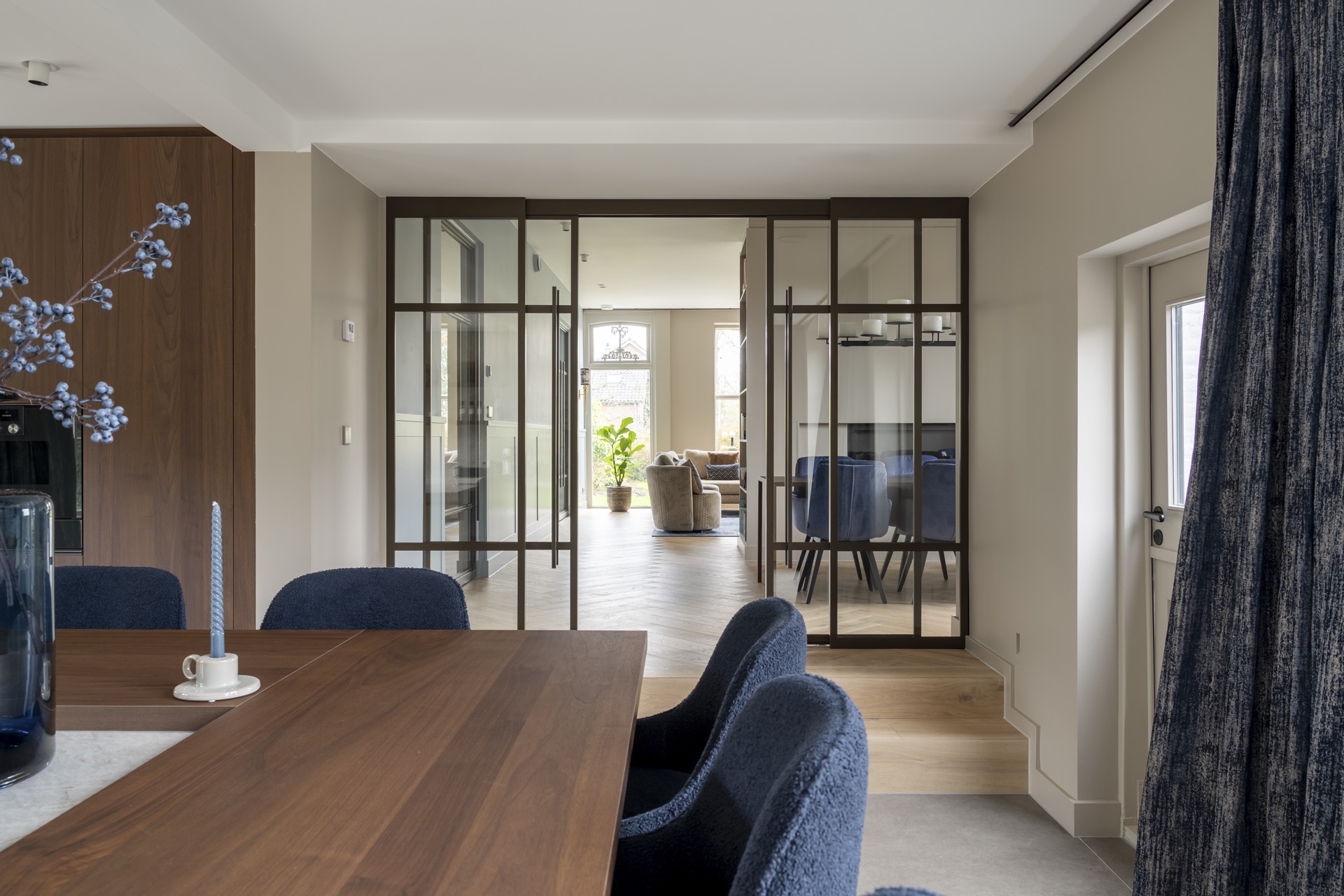 porta pivot in acciaio con divisione del vetro in 3: porte pivot in acciaio aperte con vetro a 3 pannelli e vista verso il, Luxury, Design, Exclusive, Modern, Custom Made, Special, Beautiful