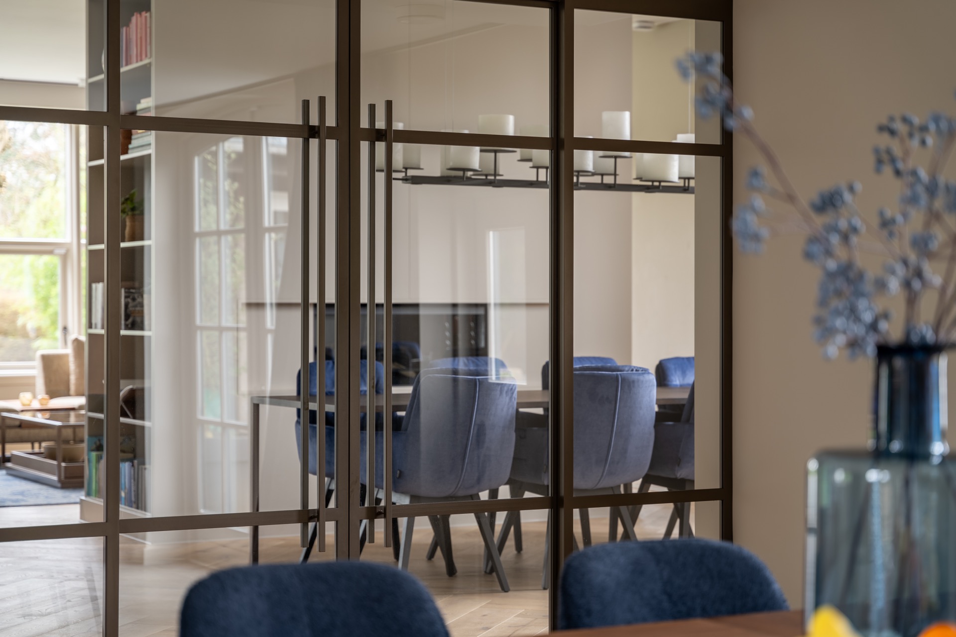 porta pivot in acciaio con divisione del vetro in 3: primo piano della vista attraverso una porta pivot in acciaio con vetro, Luxury, Design, Exclusive, Modern, Custom Made, Special, Beautiful