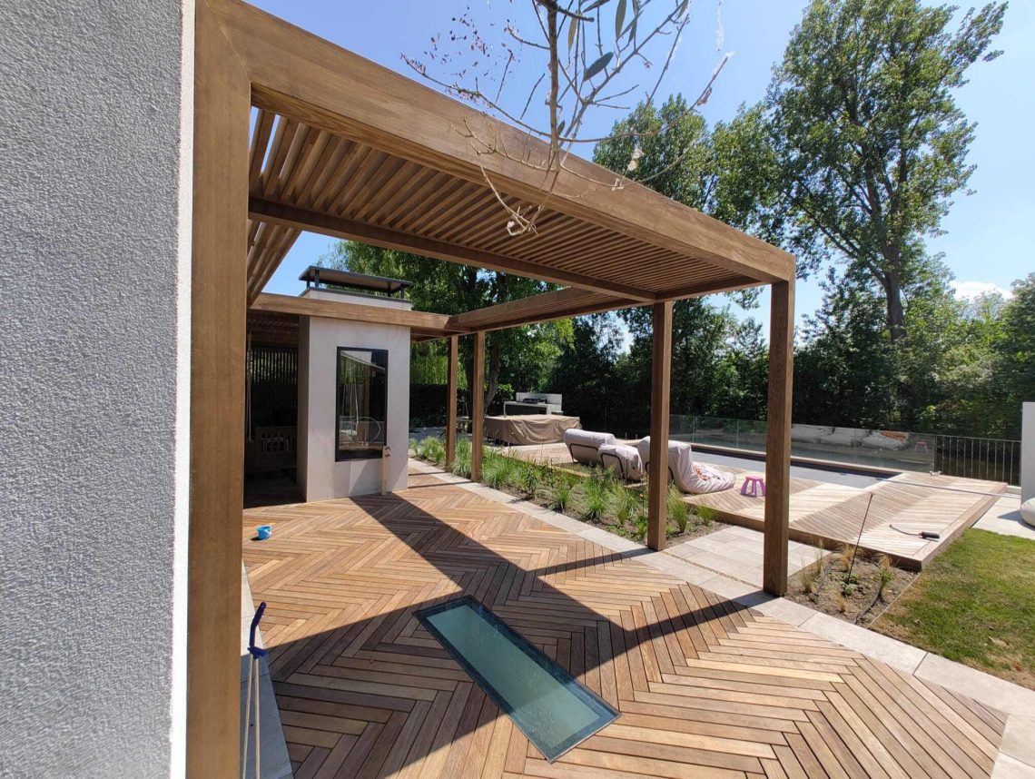 Het mooiste visgraat buitenparket in Dutch Ibiza Style garden