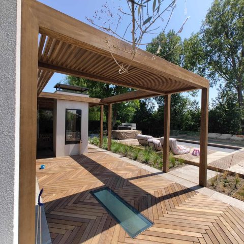Het mooiste visgraat buitenparket in Dutch Ibiza Style garden