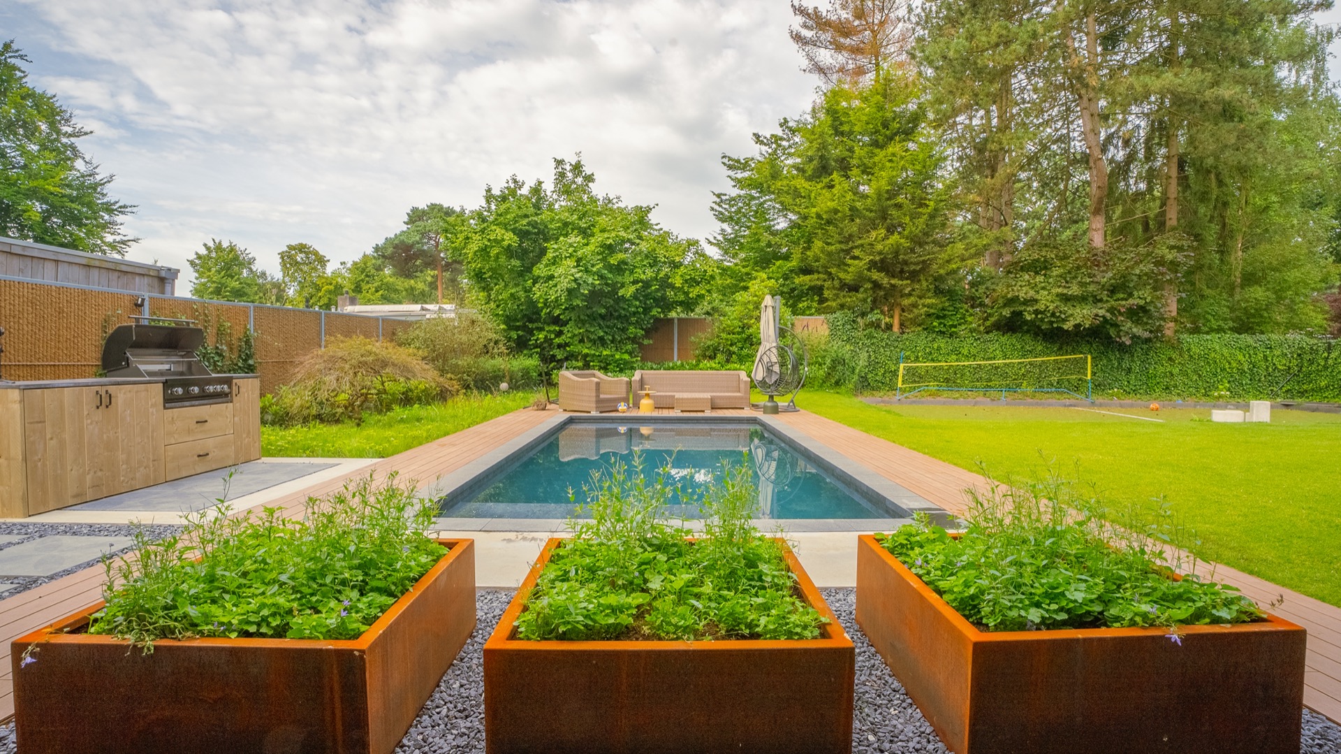 baukundiger Pool mit Betonterasse: modernes eingelassenes Schwimmbecken mit Holzrand, Betonterasse und Rasen im Garten, Luxury, Design, Exclusive, Modern, Custom Made, Special, Beautiful