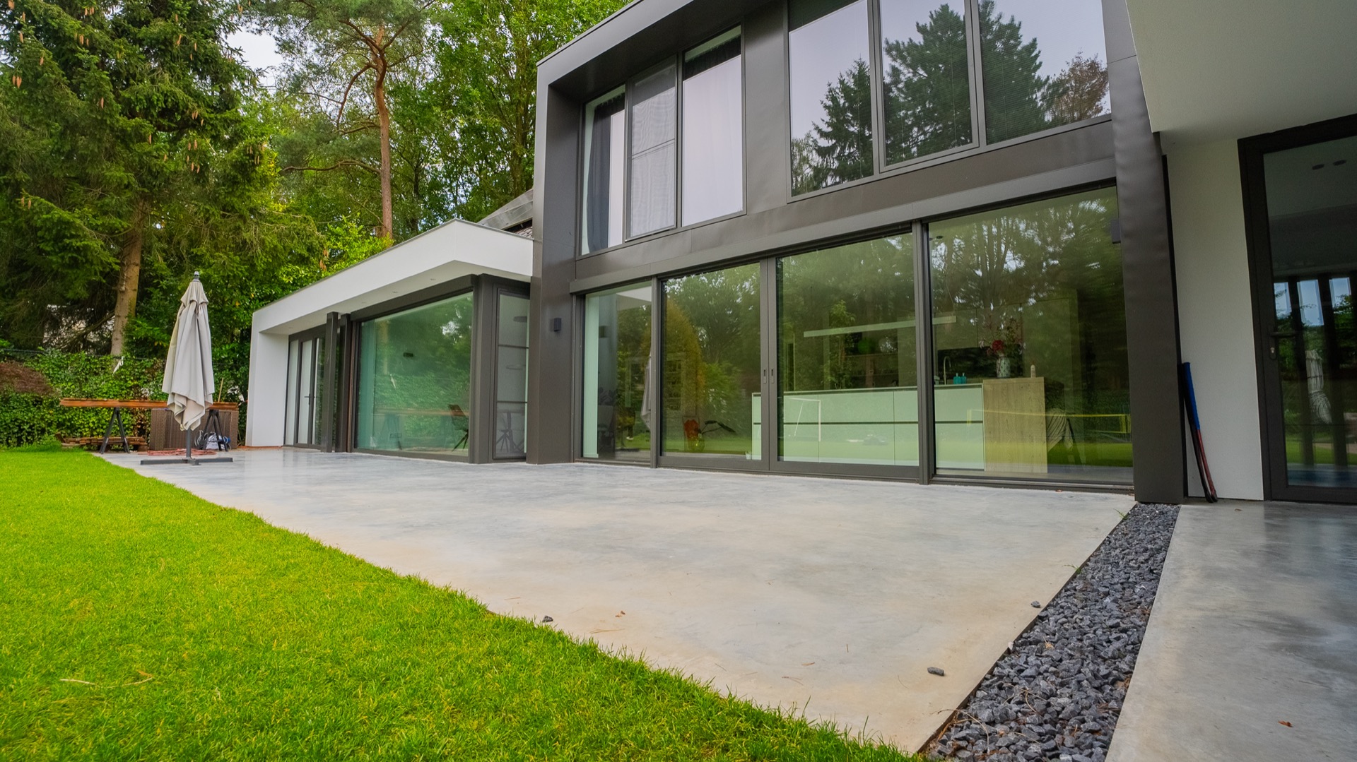 baukundiger Pool mit Betonterasse: saubere Betonterasse neben modernem Haus mit großen Glastüren, Luxury, Design, Exclusive, Modern, Custom Made, Special, Beautiful