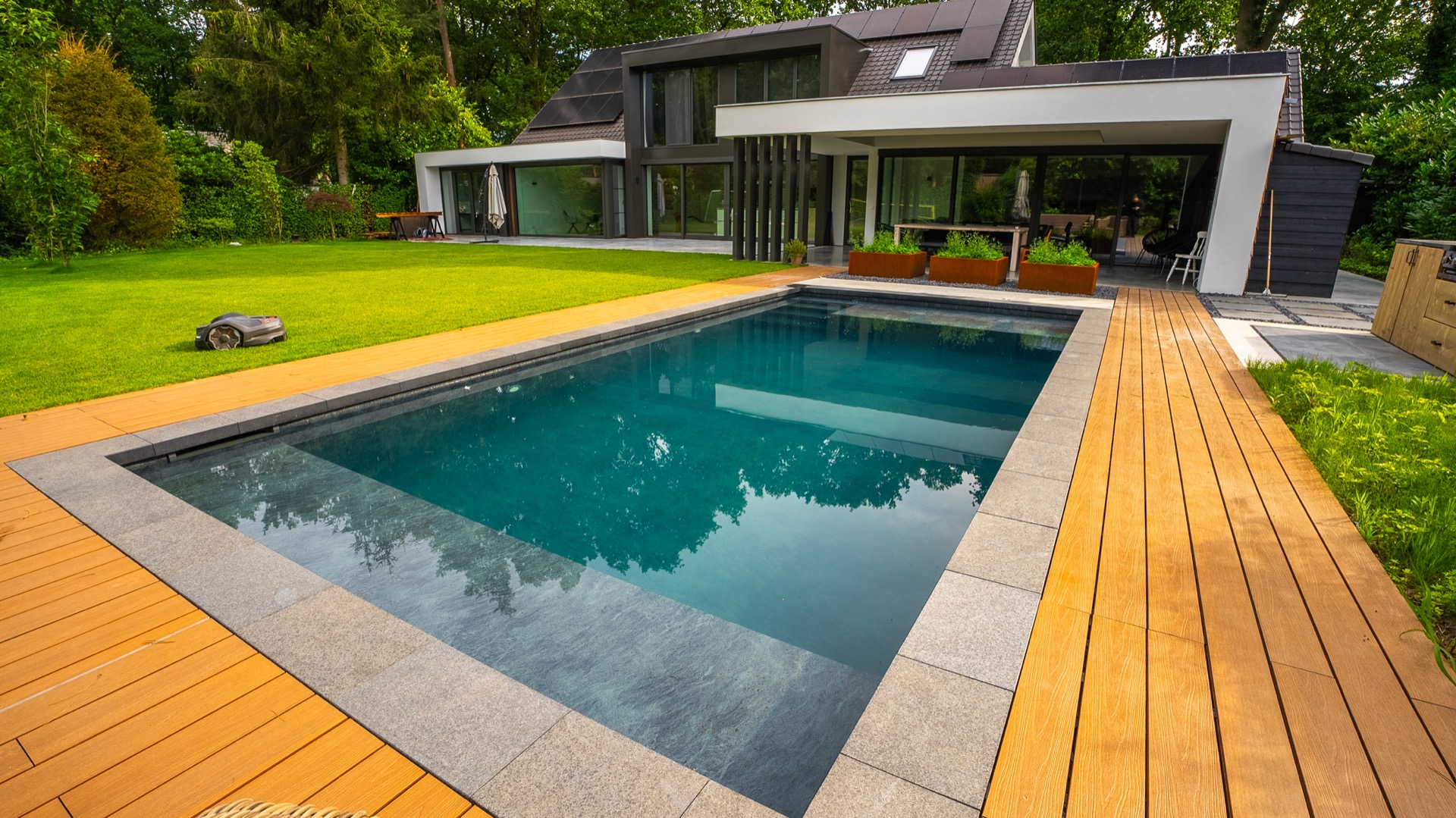 baukundiger Pool mit Betonterasse: eingelassenes Schwimmbecken mit Betonrand und Holzdeck im modernen Garten, Luxury, Design, Exclusive, Modern, Custom Made, Special, Beautiful