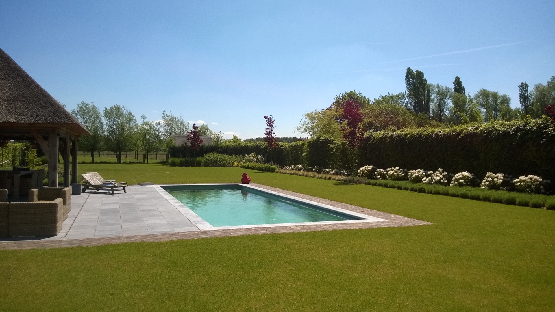 piscina en el jardín: piscina y caseta de jardín de techo de paja vistas desde la terraza con pavimento de piedra natural, Luxury, Design, Exclusive, Modern, Custom Made, Special, Beautiful