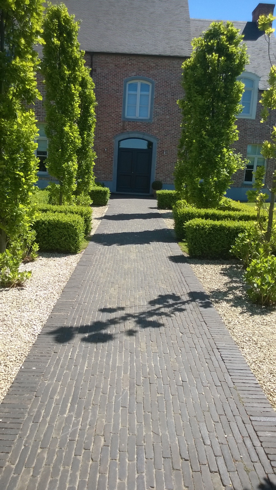 piscina en el jardín: camino estrecho pavimentado con vegetación simétrica hacia la puerta de entrada de una casa de ladrillo, Luxury, Design, Exclusive, Modern, Custom Made, Special, Beautiful