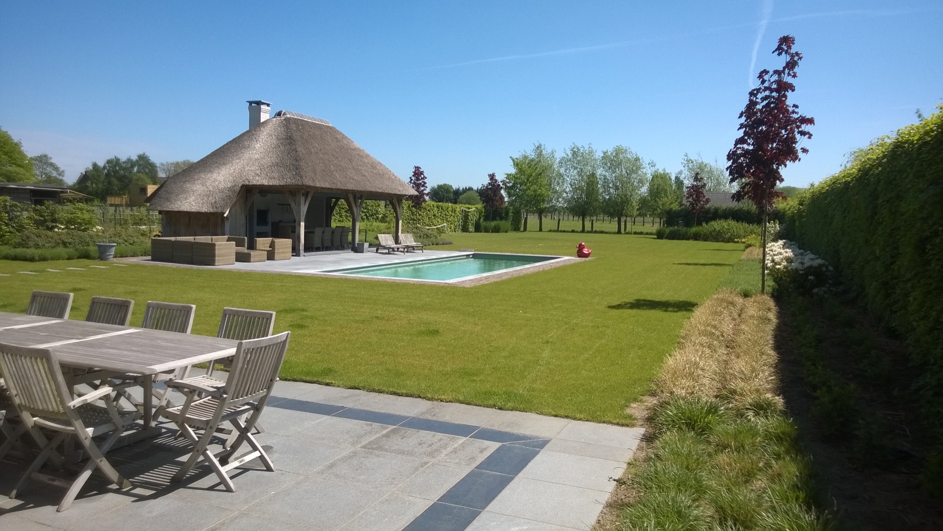 piscina en el jardín: vista amplia del jardín con césped, caseta de jardín de paja, piscina y bordes con vegetación, Luxury, Design, Exclusive, Modern, Custom Made, Special, Beautiful
