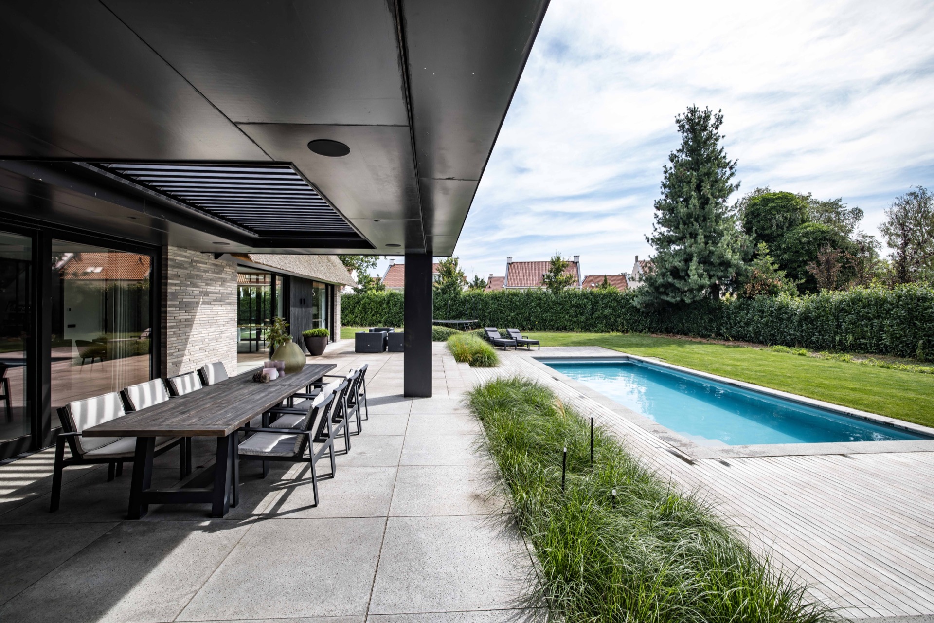 tetto a lamelle per tettoia: dettaglio del tetto a lamelle della tettoia con vista verso la piscina, Luxury, Design, Exclusive, Modern, Custom Made, Special, Beautiful