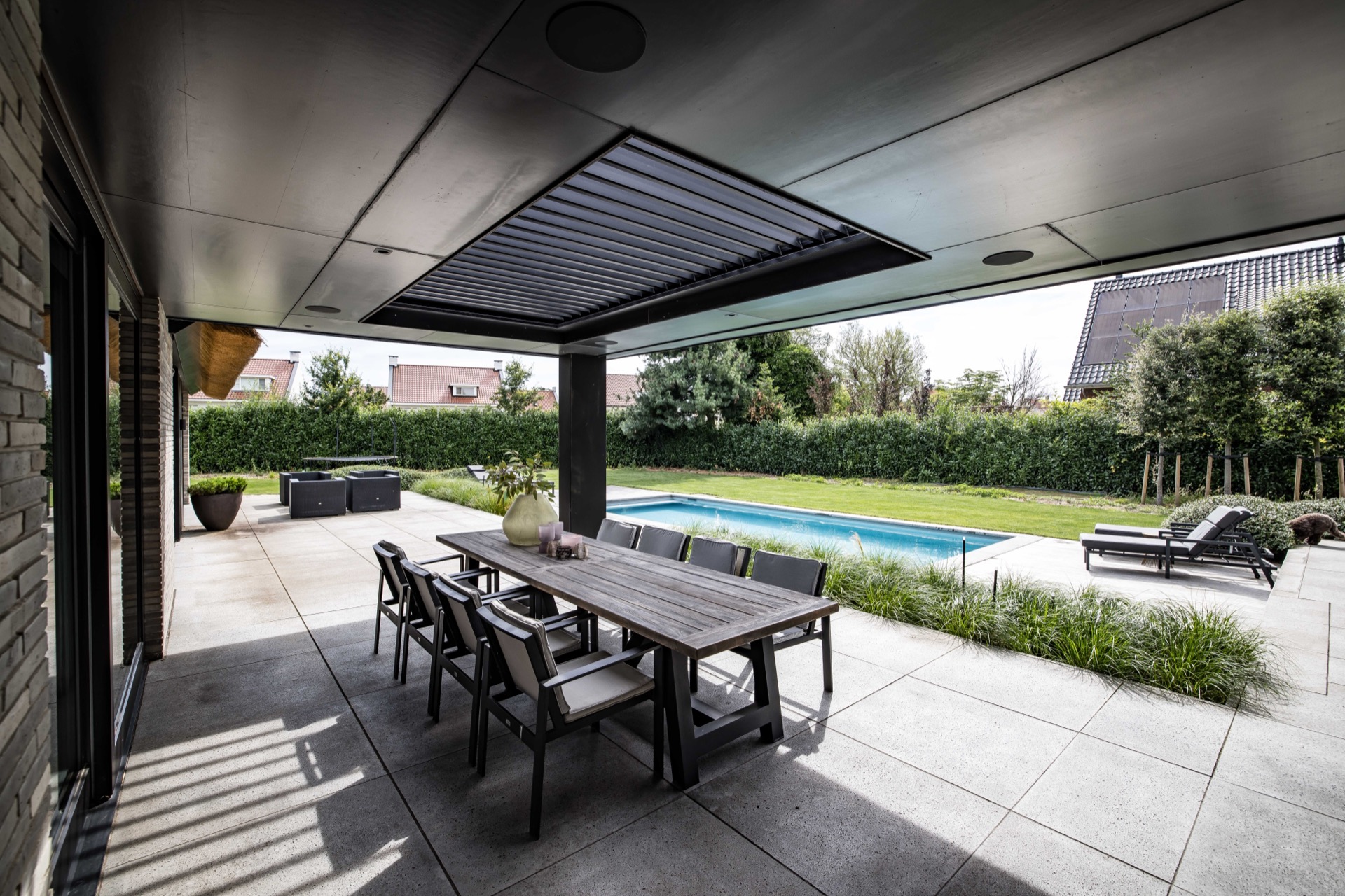 tetto a lamelle per tettoia: dettaglio del tetto a lamelle con lamelle regolabili e soffitto pulito sotto la tettoia, Luxury, Design, Exclusive, Modern, Custom Made, Special, Beautiful