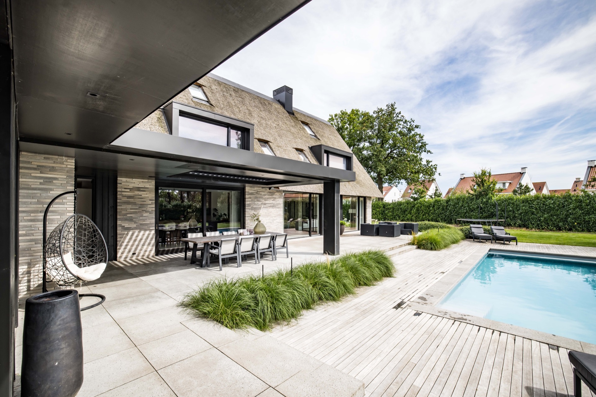 tetto a lamelle per tettoia: tettoia con tetto a lamelle accanto a pavimentazione con piscina visibile, Luxury, Design, Exclusive, Modern, Custom Made, Special, Beautiful