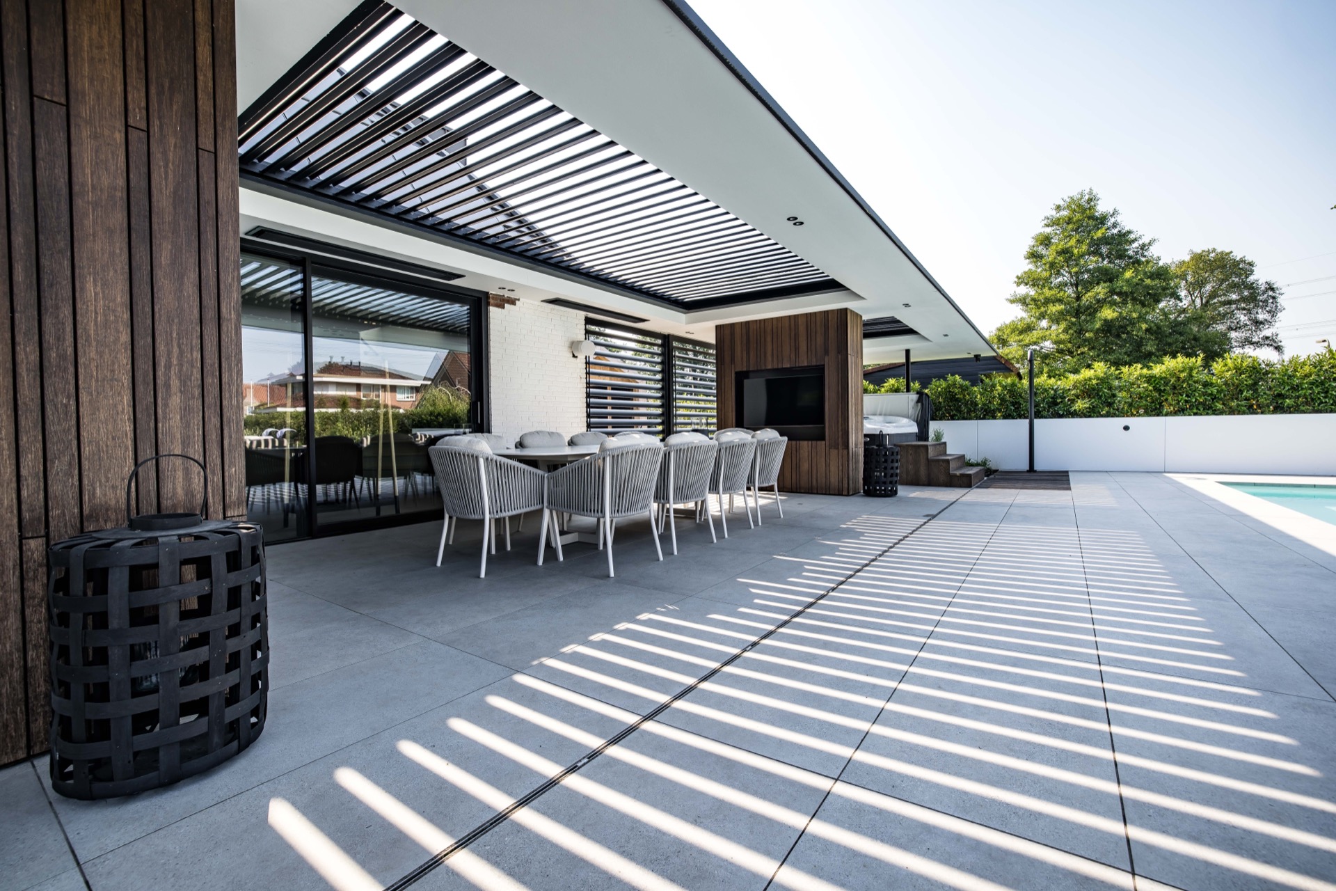 tetto con lamelle regolabili per terrazza: pensilina moderna con rivestimento in legno e tetto a lamelle sopra la terrazza, Luxury, Design, Exclusive, Modern, Custom Made, Special, Beautiful