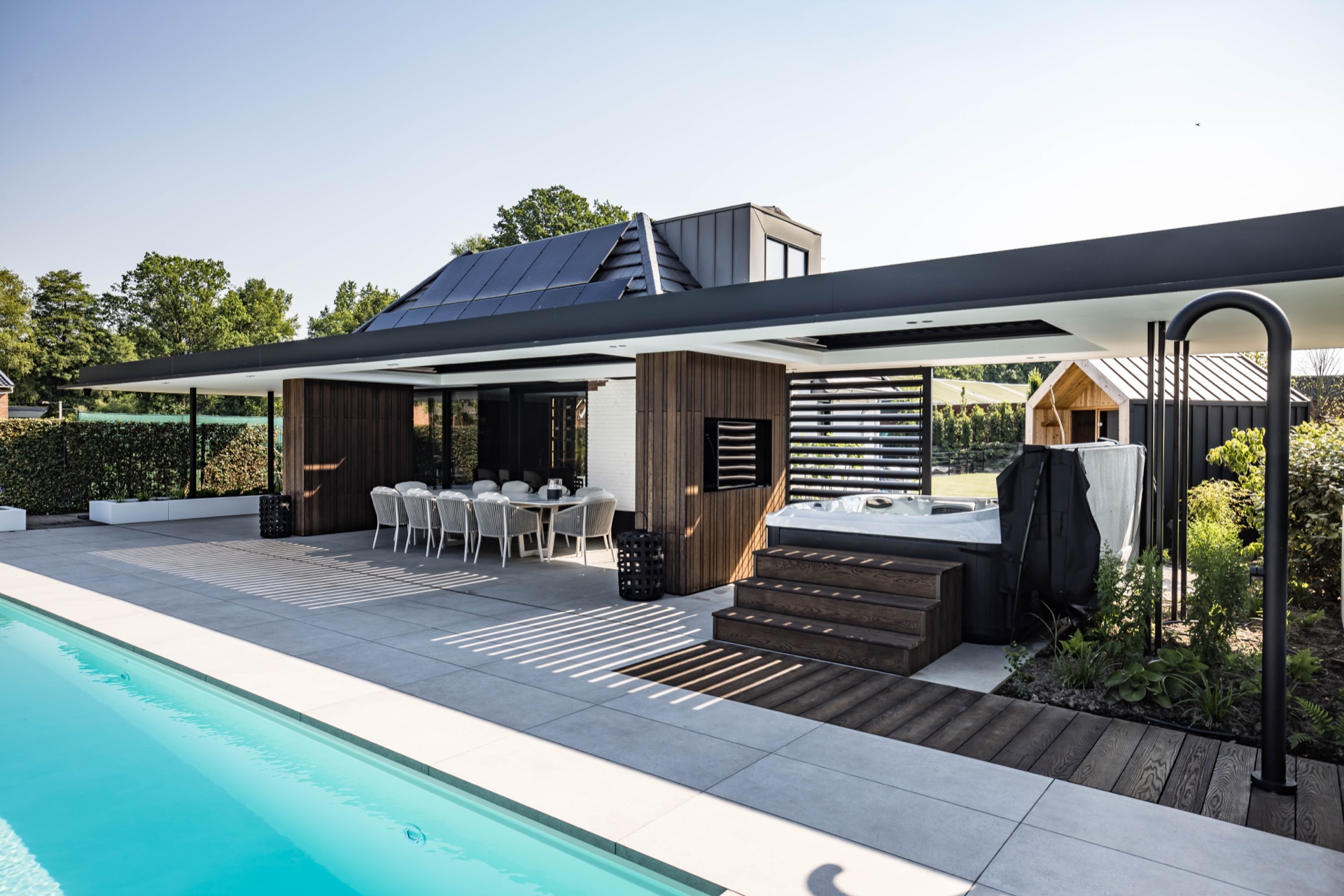 tetto con lamelle regolabili per terrazza: tetto a lamelle sopra la terrazza con piscina, rivestimento in legno e bianco, Luxury, Design, Exclusive, Modern, Custom Made, Special, Beautiful