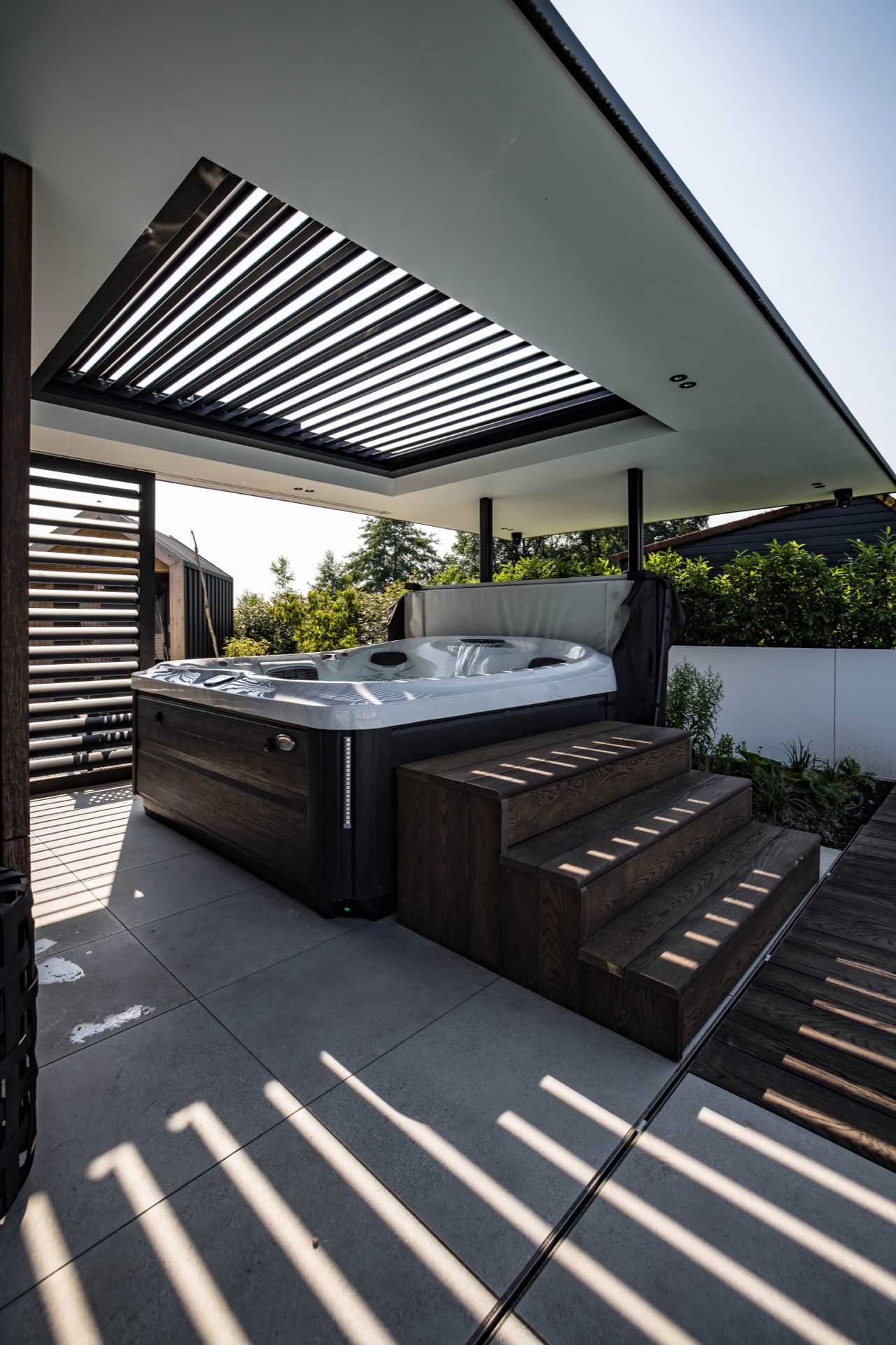 tetto con lamelle regolabili per terrazza: vasca idromassaggio/spa sotto un tetto a lamelle con soffitto a doghe e, Luxury, Design, Exclusive, Modern, Custom Made, Special, Beautiful