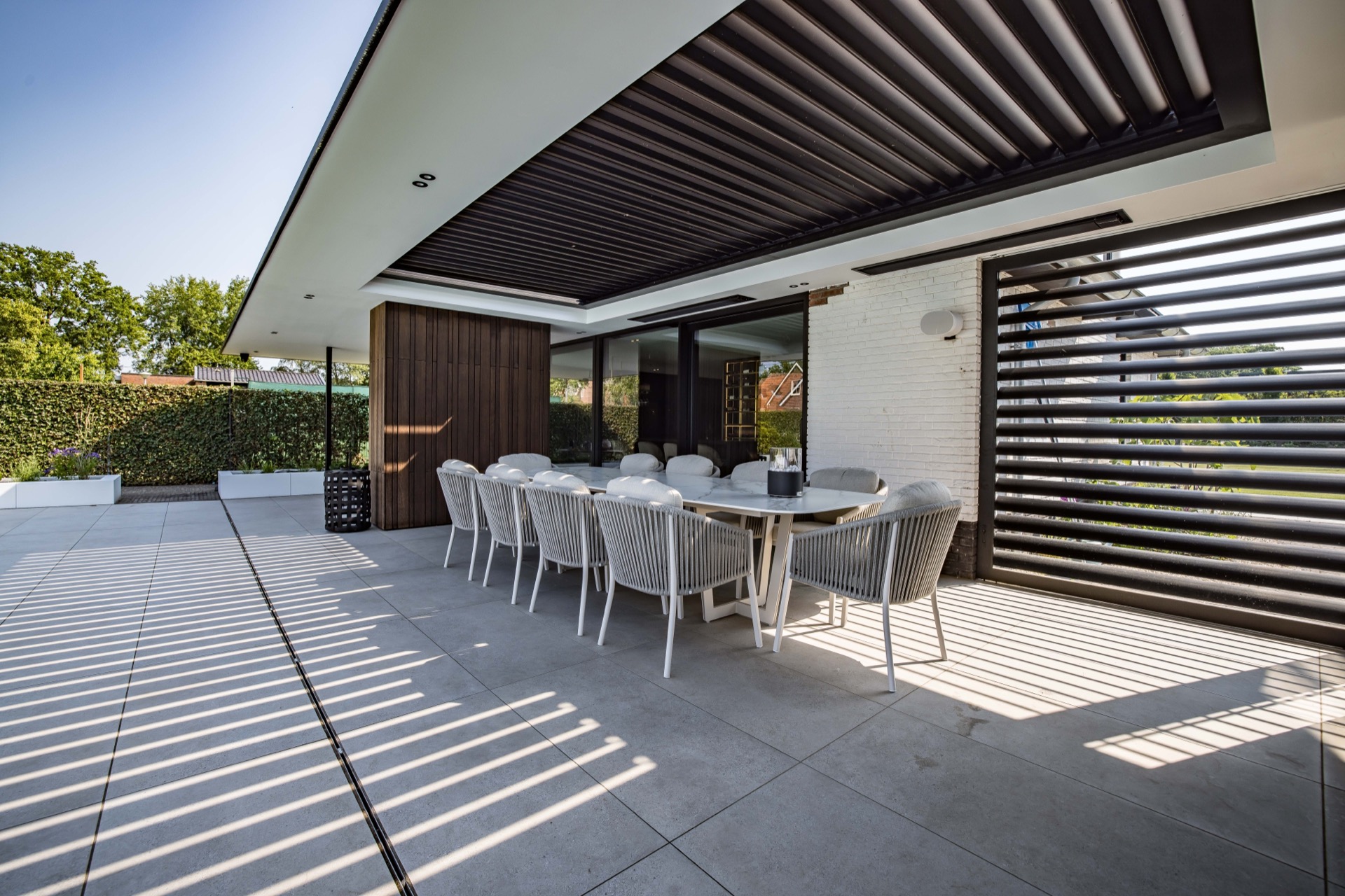 tetto con lamelle regolabili per terrazza: tavolo esterno sotto tetto a lamelle con soffitto a doghe e ombre a righe sulla, Luxury, Design, Exclusive, Modern, Custom Made, Special, Beautiful