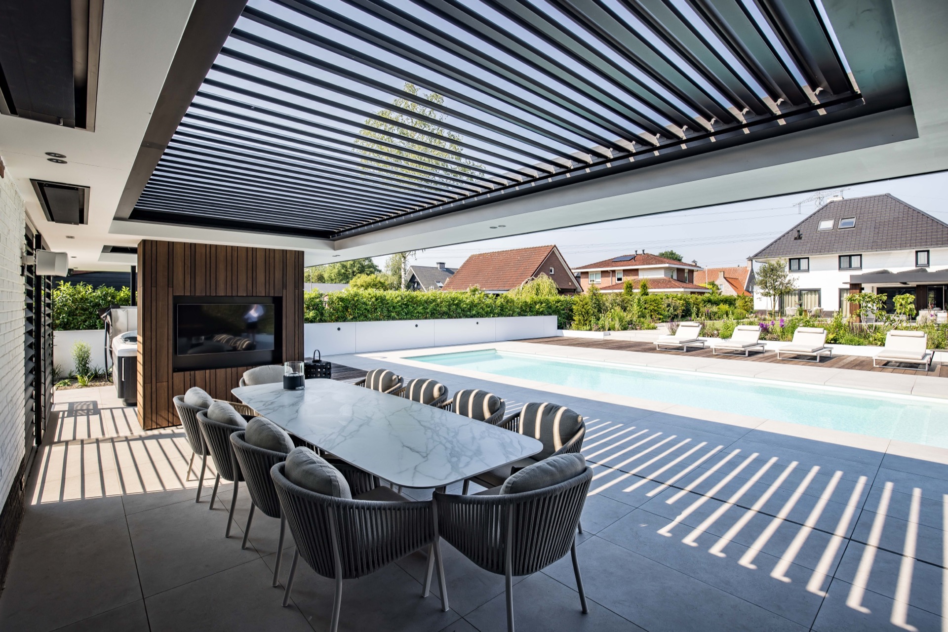 tetto con lamelle regolabili per terrazza: tetto a lamelle regolabili sopra la zona pranzo esterna vicino alla piscina, Luxury, Design, Exclusive, Modern, Custom Made, Special, Beautiful