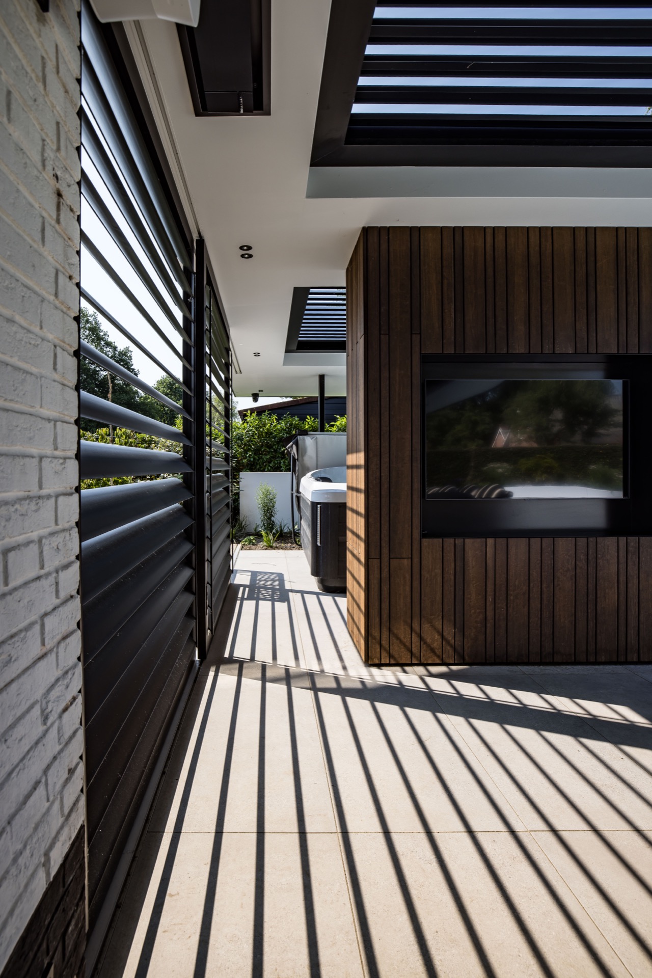 tetto con lamelle regolabili per terrazza: passaggio laterale stretto in terrazza con persiane a lamelle nere e tetto a, Luxury, Design, Exclusive, Modern, Custom Made, Special, Beautiful