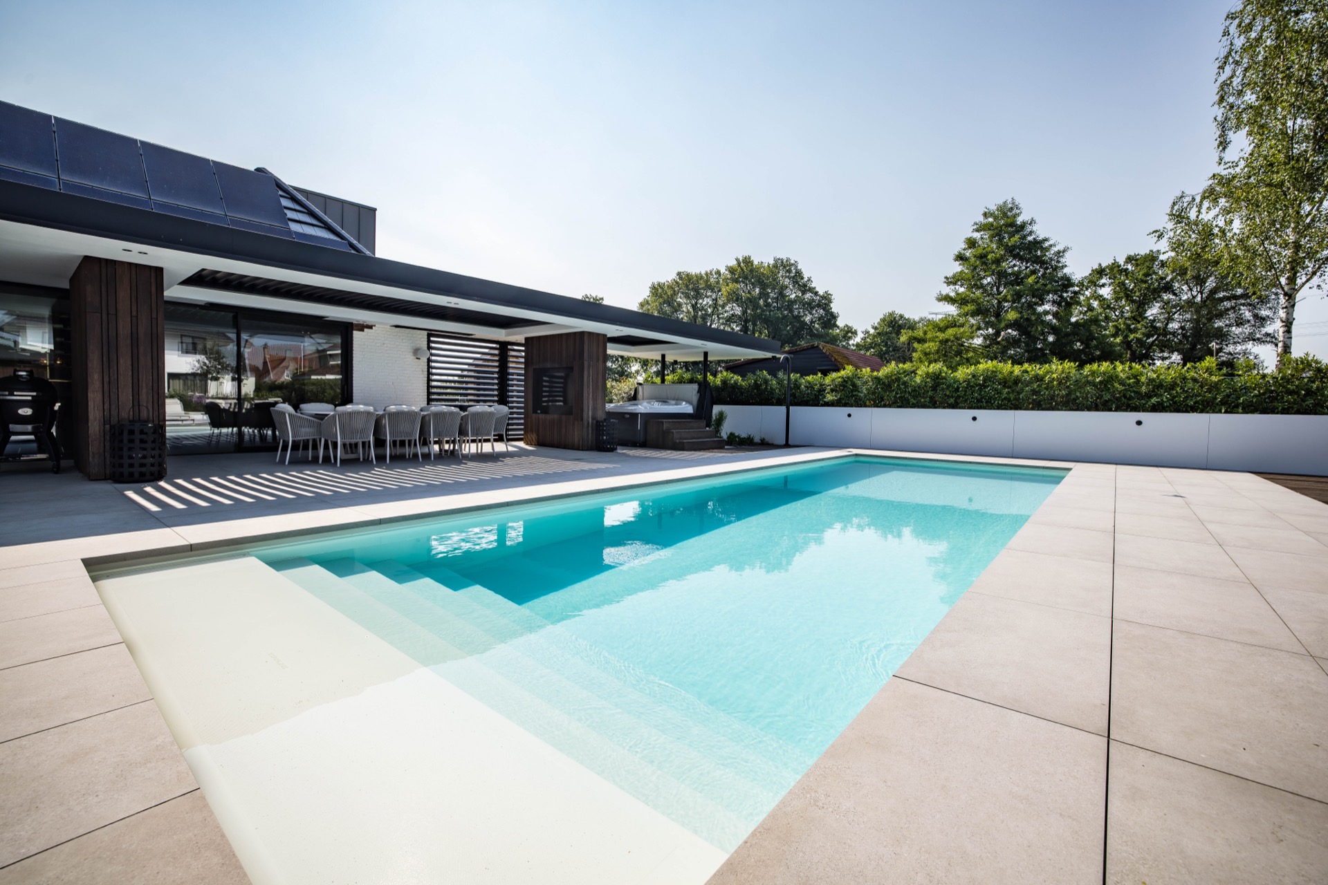 tetto con lamelle regolabili per terrazza: piscina e tetto a lamelle sopra una terrazza moderna con rivestimenti in legno, Luxury, Design, Exclusive, Modern, Custom Made, Special, Beautiful