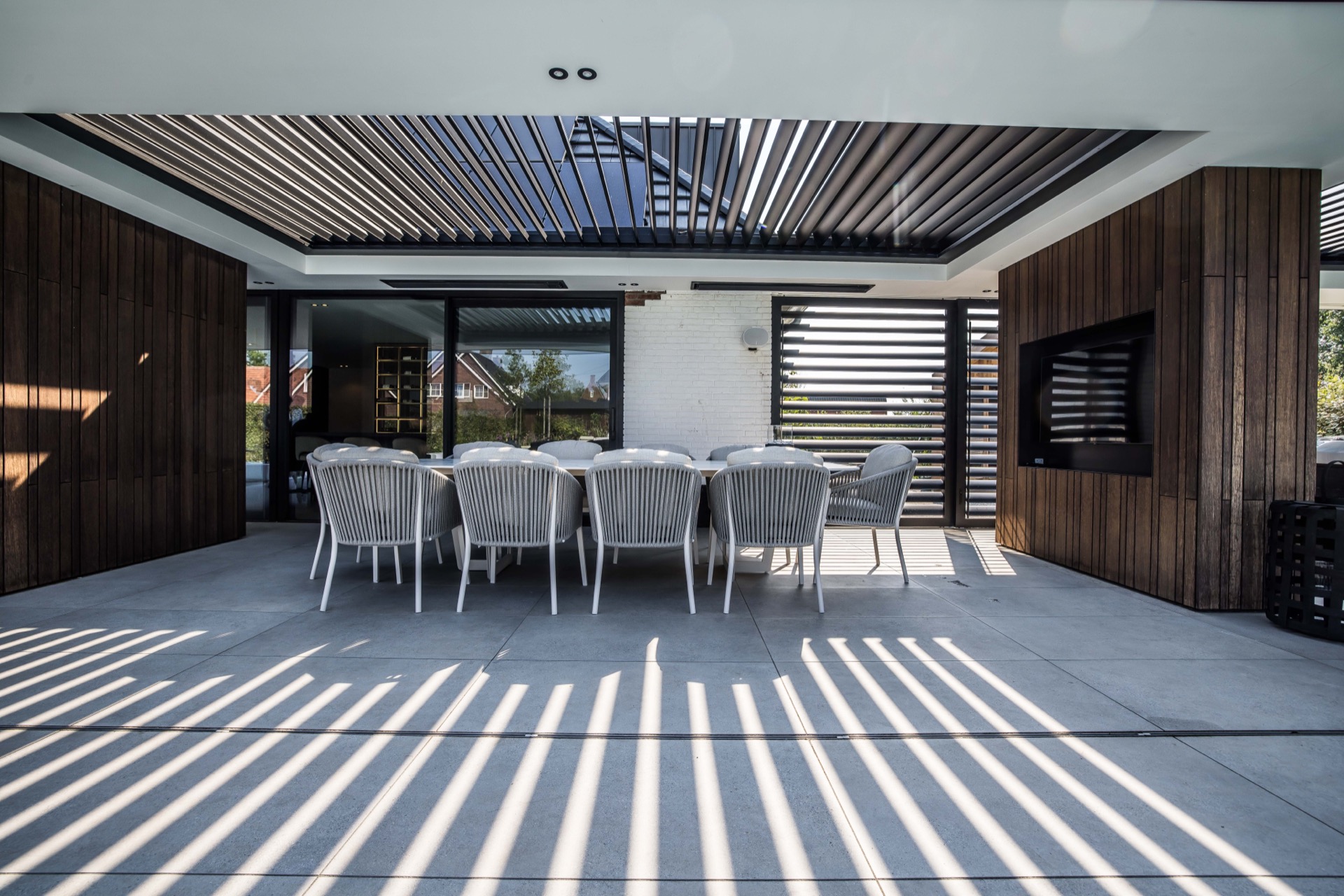 tetto con lamelle regolabili per terrazza: pensilina con tetto a lamelle, pareti in legno e schermo a doghe in terrazza, Luxury, Design, Exclusive, Modern, Custom Made, Special, Beautiful