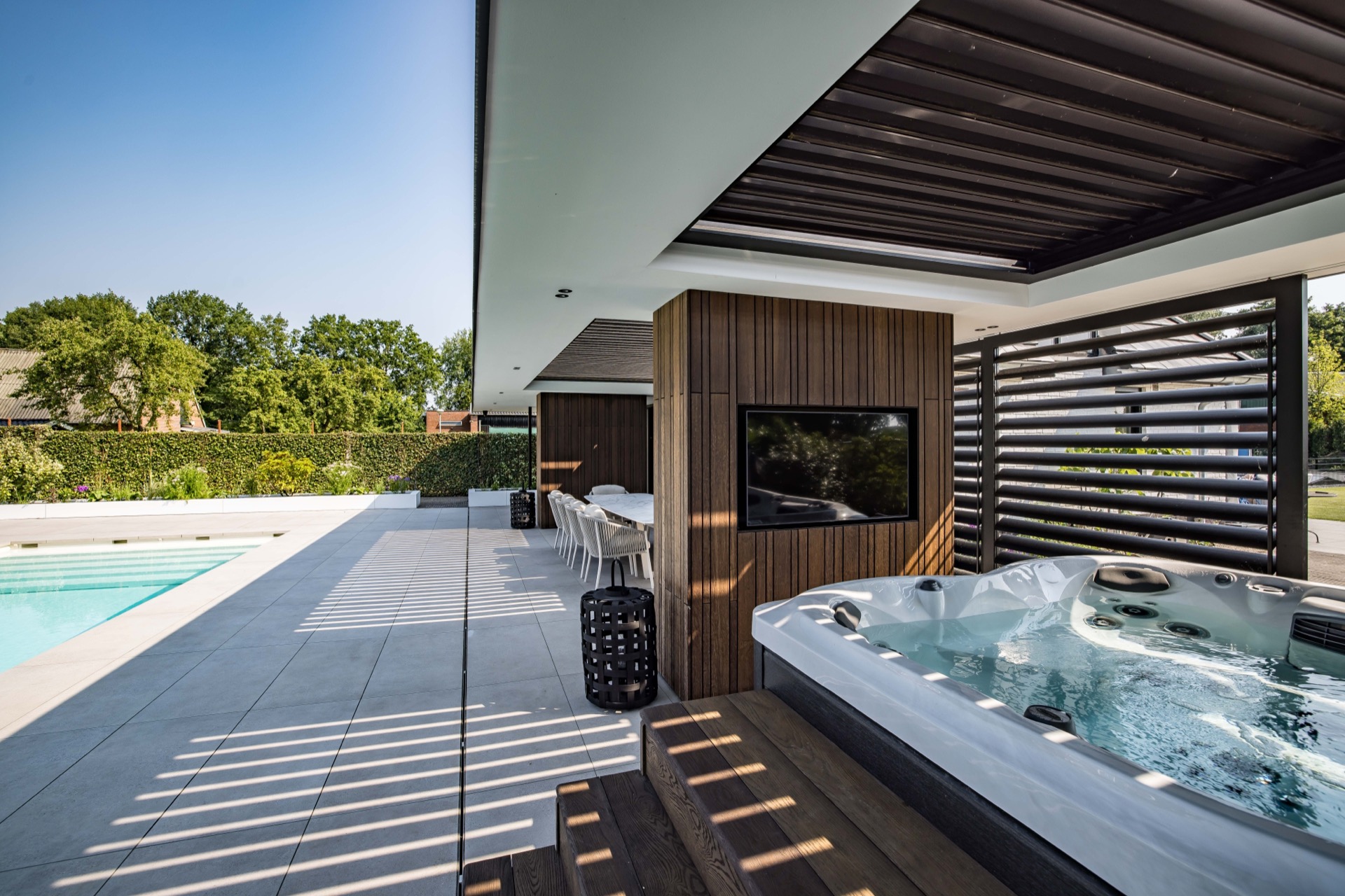 tetto con lamelle regolabili per terrazza: pensilina con facciata in legno e tetto a lamelle sopra la zona salotto in, Luxury, Design, Exclusive, Modern, Custom Made, Special, Beautiful