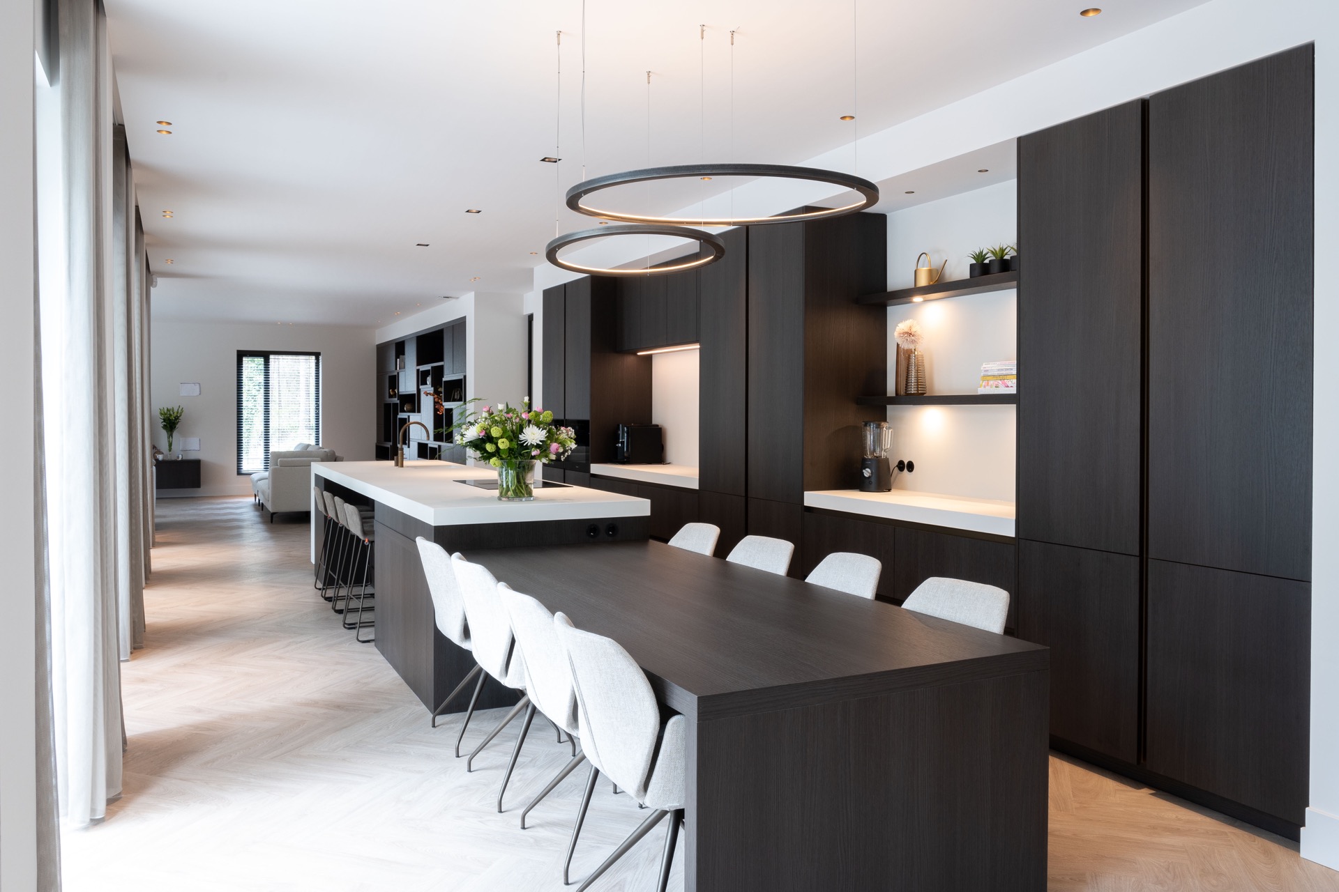 cucina bianco e nero con isola: cucina moderna con isola, parete di mobili bianco e nero e lampade sospese rotonde, Luxury, Design, Exclusive, Modern, Custom Made, Special, Beautiful