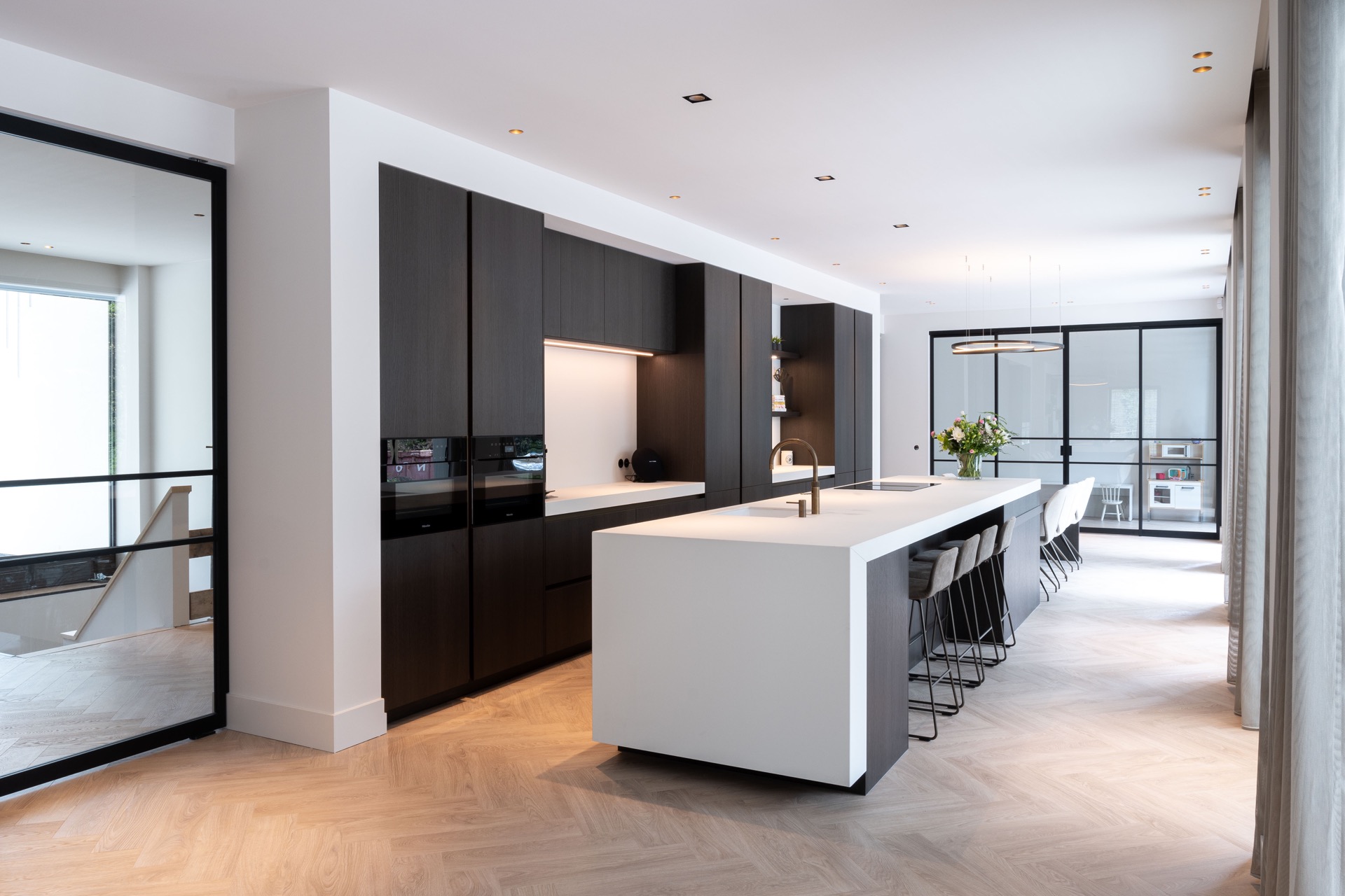 cucina bianco e nero con isola: isola della cucina con parete lunga di mobili, stile moderno bianco e nero e lampada rotonda, Luxury, Design, Exclusive, Modern, Custom Made, Special, Beautiful