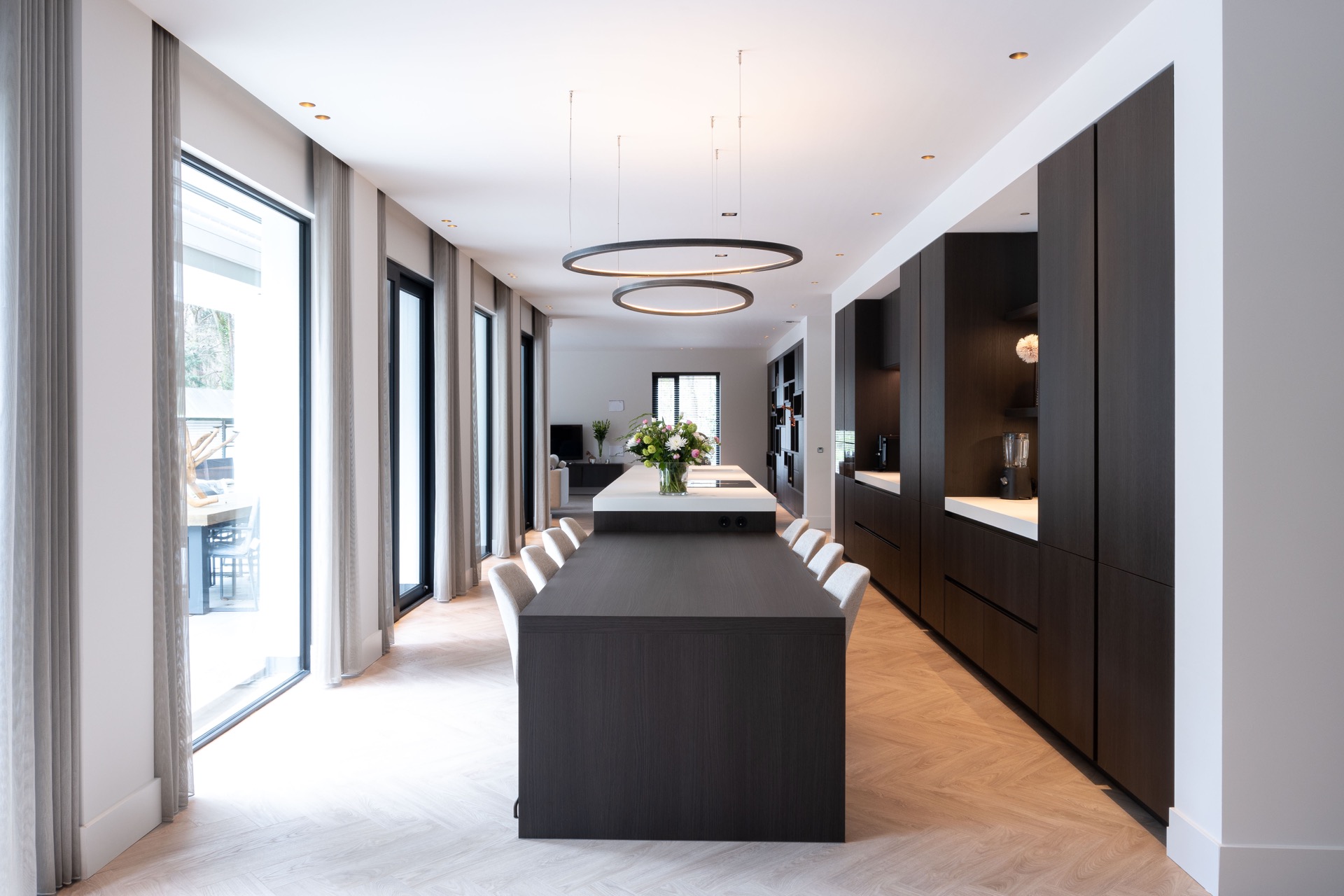 cucina bianco e nero con isola: cucina open-space lunga con isola, mobili scuri e grandi finestre con tende, Luxury, Design, Exclusive, Modern, Custom Made, Special, Beautiful