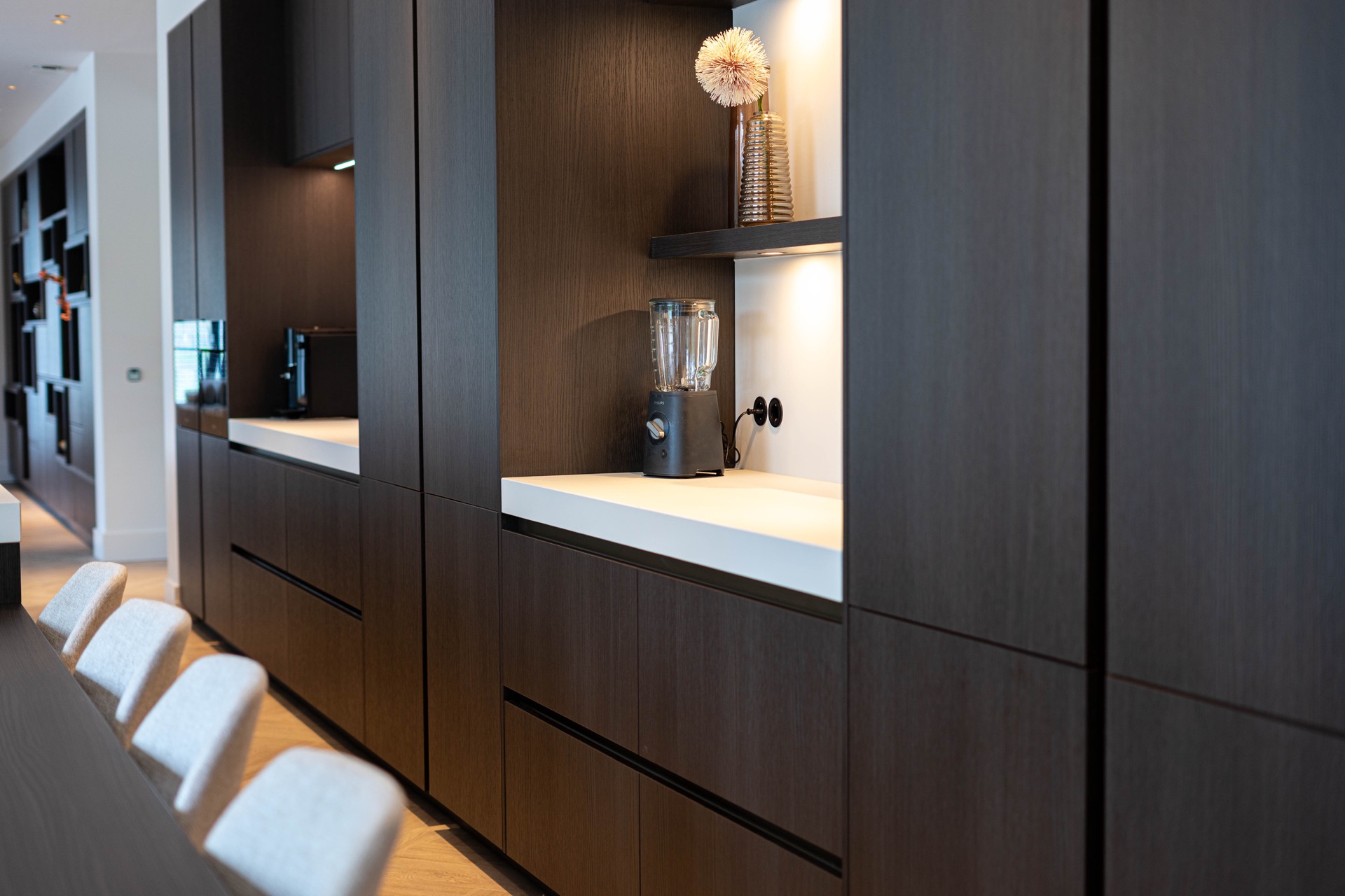 cucina bianco e nero con isola: dettaglio cucina con mobili scuri, illuminazione della nicchia e piano di lavoro lineare, Luxury, Design, Exclusive, Modern, Custom Made, Special, Beautiful