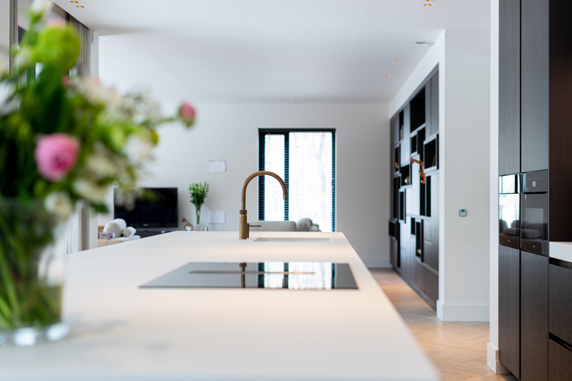 cucina bianco e nero con isola: vista del piano di lavoro con rubinetto, frontali scuri e luce naturale dalla finestra, Luxury, Design, Exclusive, Modern, Custom Made, Special, Beautiful