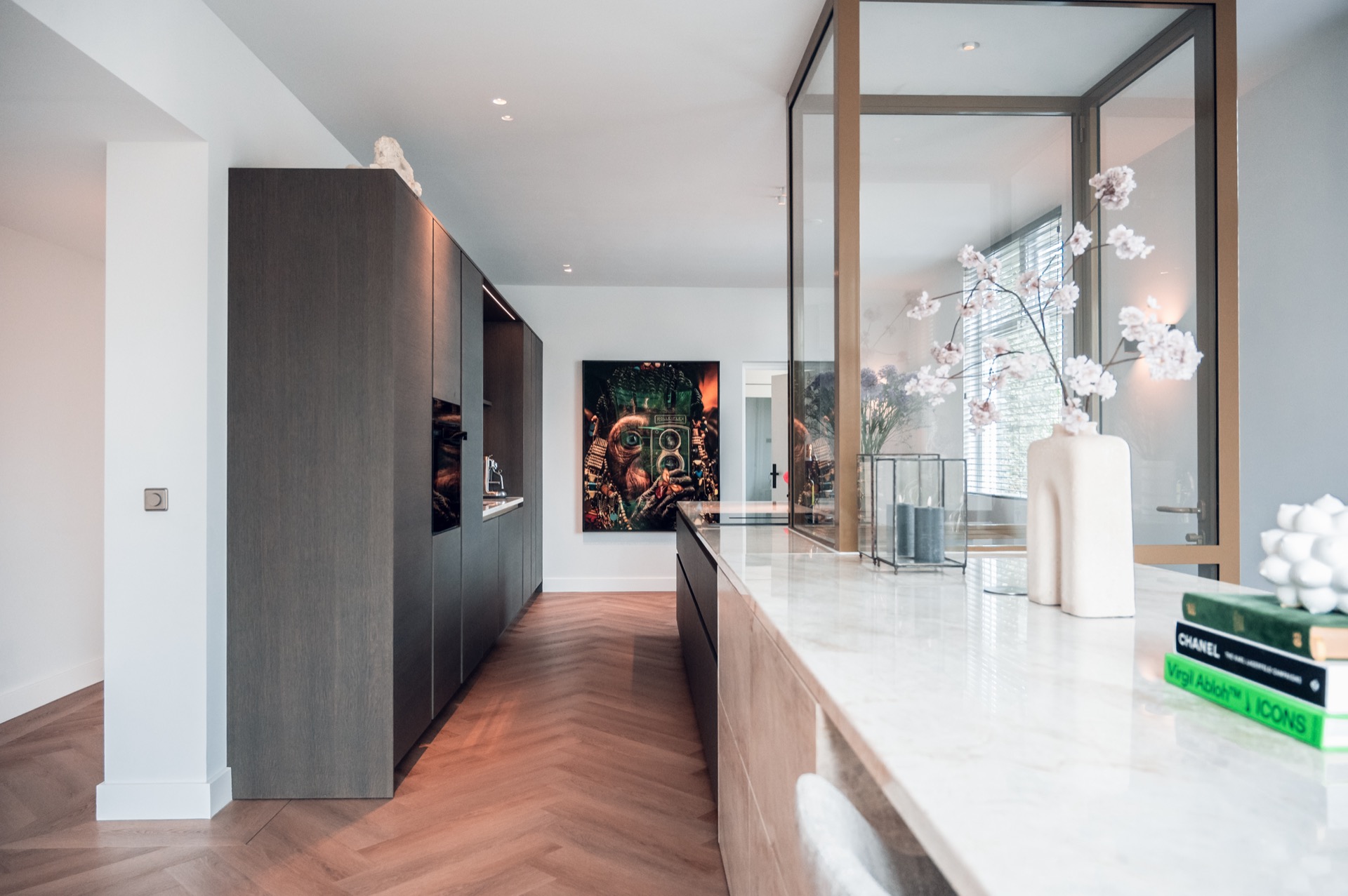 kitchen island with glass display and optical zoning: view of kitchen with tall custom cabinets and glass, Luxury, Design, Exclusive, Modern, Custom Made, Special, Beautiful