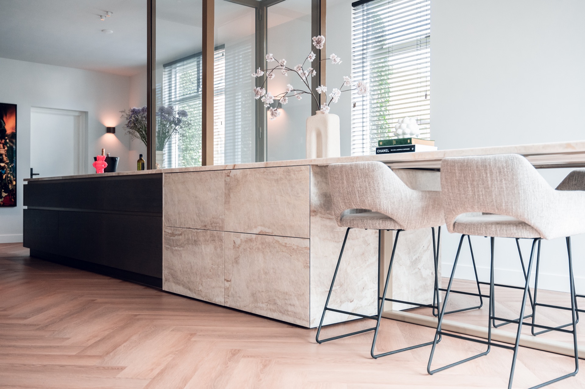 kitchen island with glass display and optical zoning: kitchen island with stone-look fronts, bar stools and glass view zone, Luxury, Design, Exclusive, Modern, Custom Made, Special, Beautiful