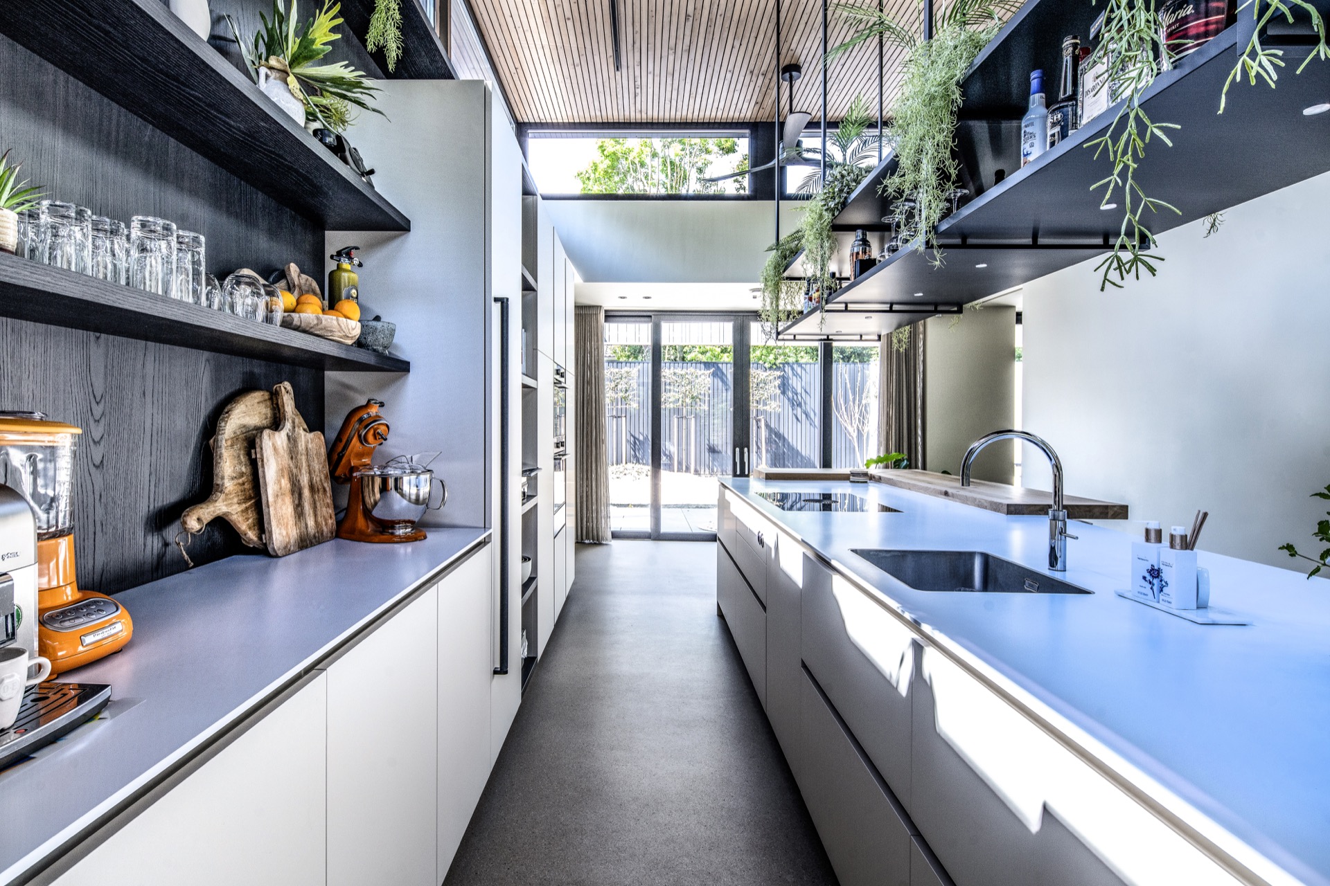 cuisine avec dosseret ouvert: vue latérale de la cuisine avec mur d’étagères sombre, plan de travail et baies vitrées, Luxury, Design, Exclusive, Modern, Custom Made, Special, Beautiful